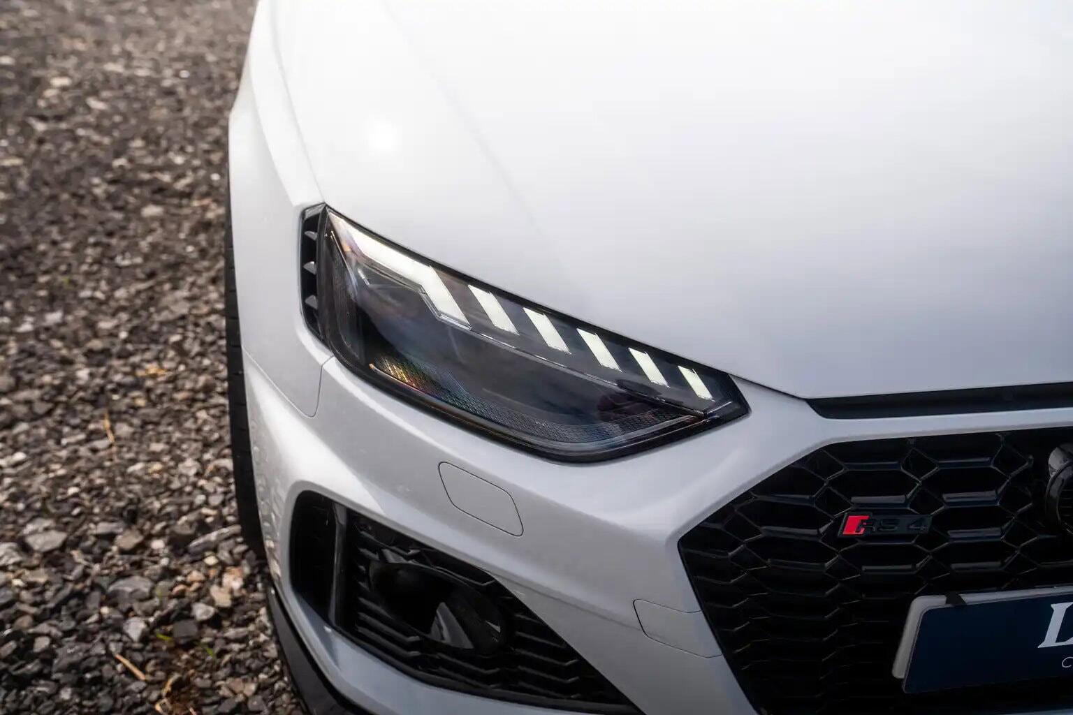 Audi RS4 Avant view 9