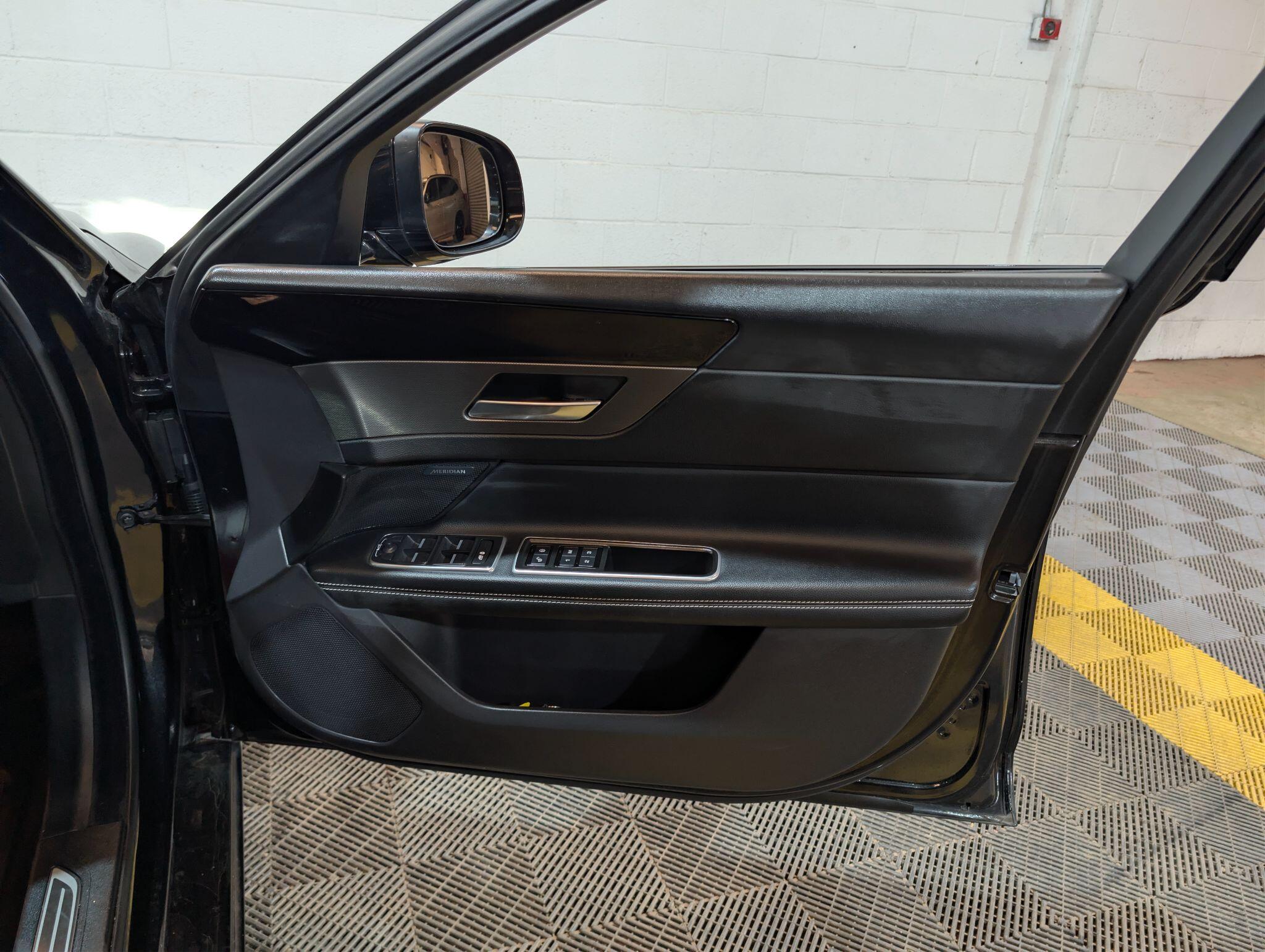 Jaguar XF view 46