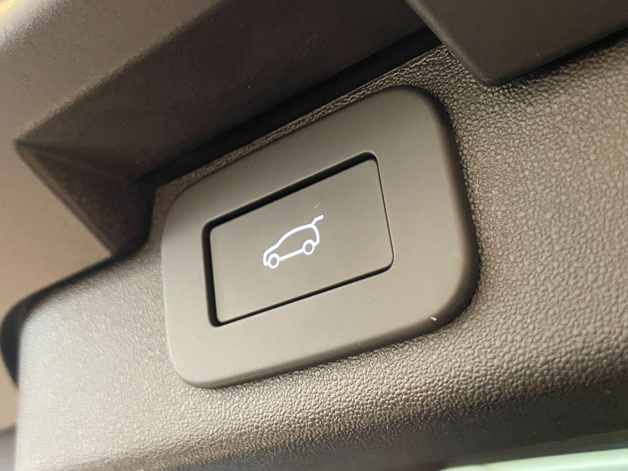 Land Rover Discovery view 16