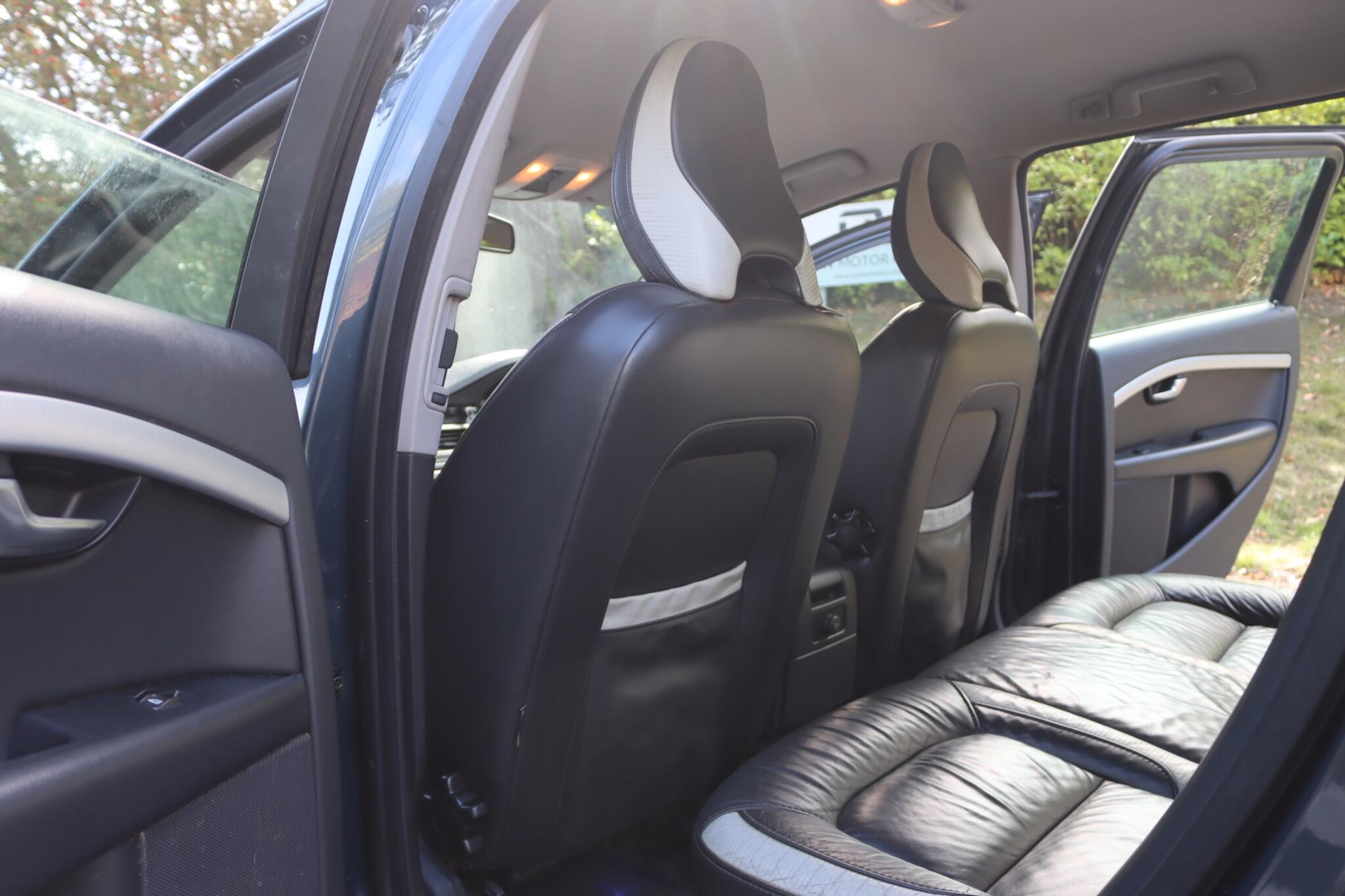 Volvo V70 view 4