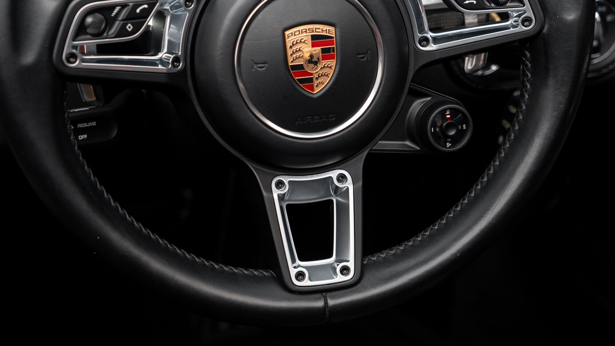 Porsche 911 view 27