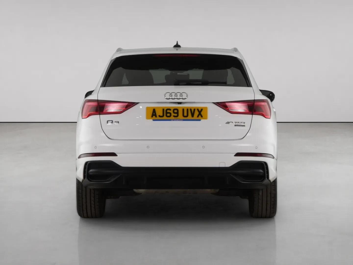Audi Q3 view 7