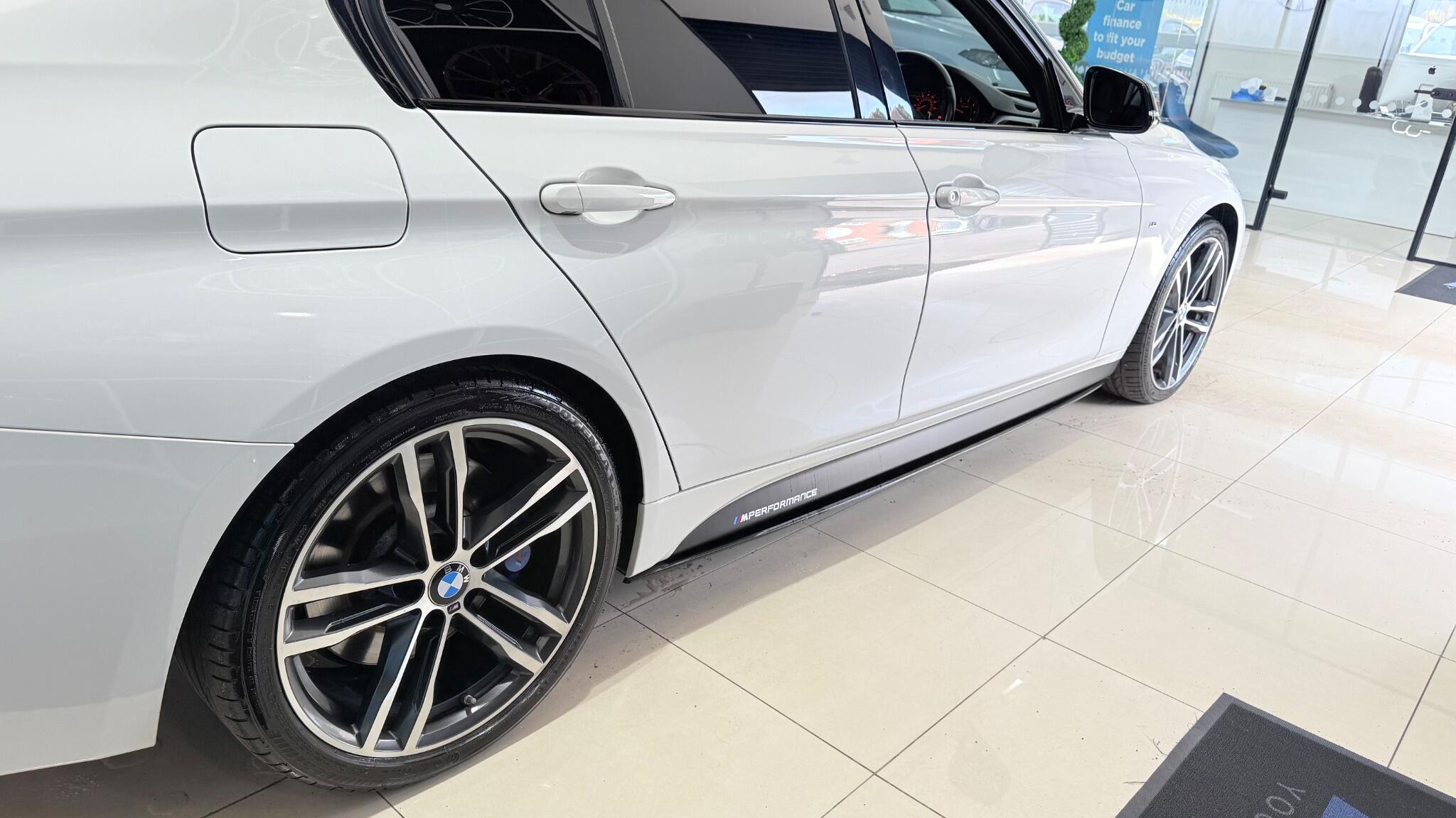 BMW 3 Series view 23