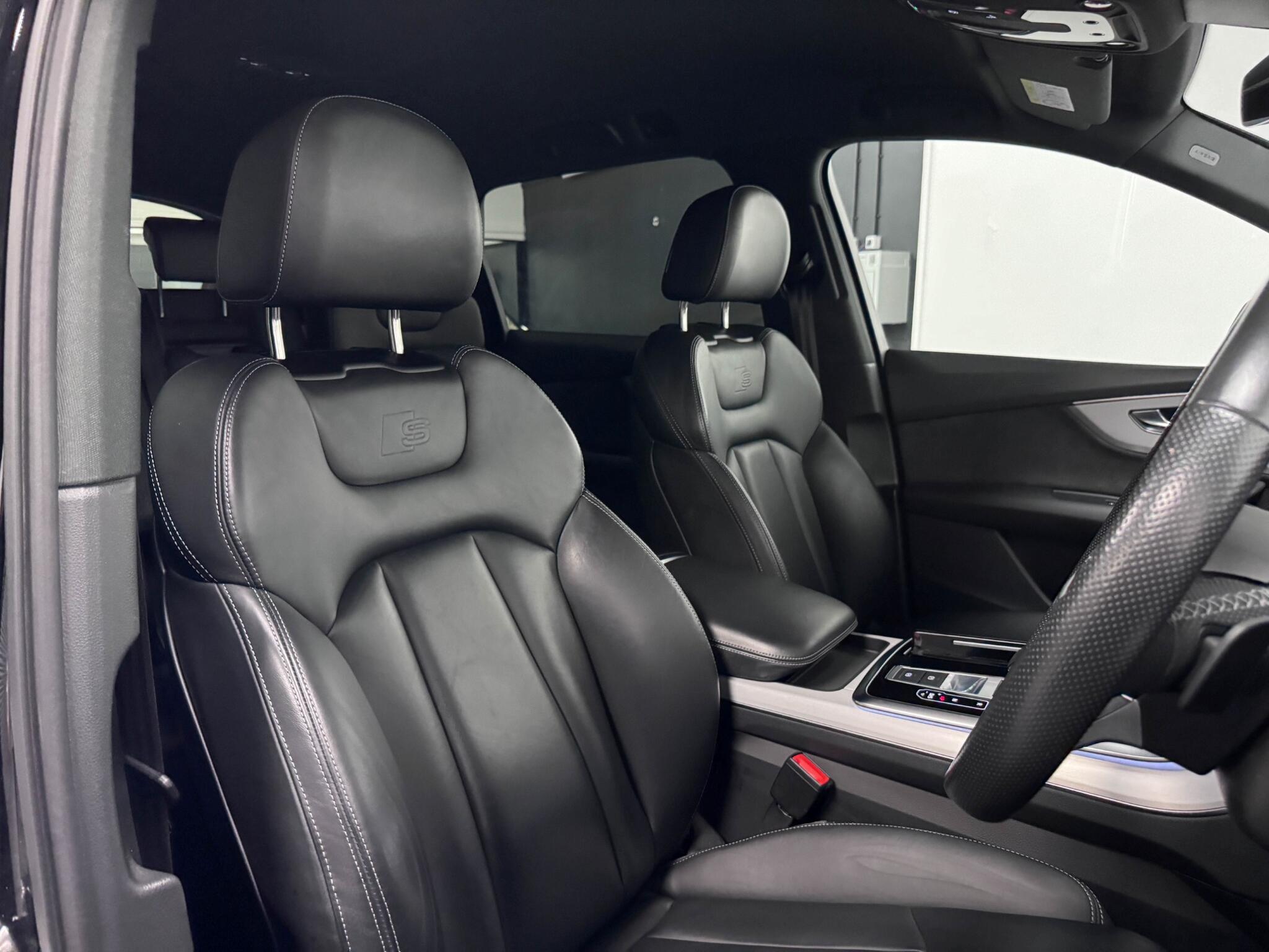 Audi Q7 view 33