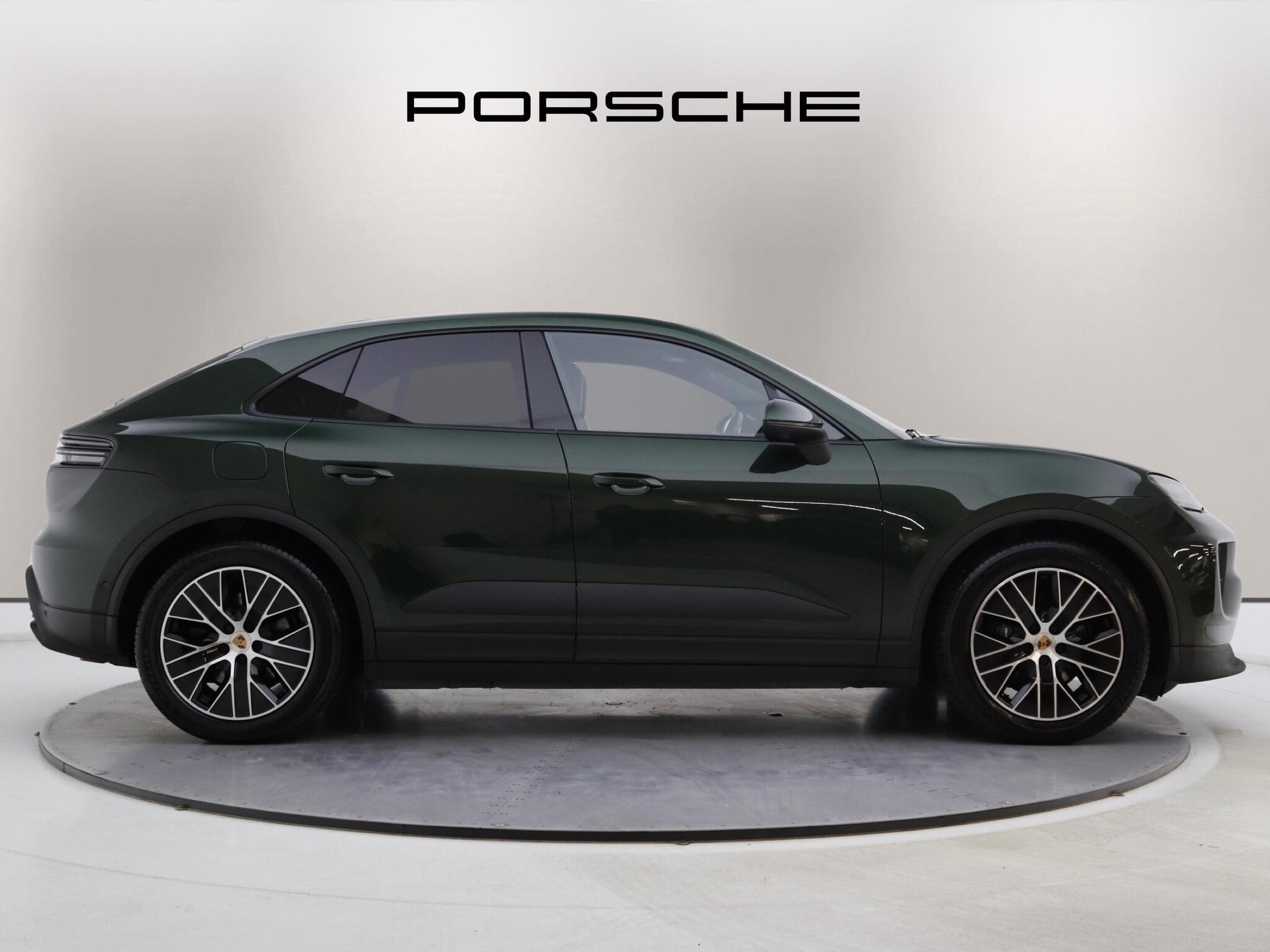 Porsche Macan view 3