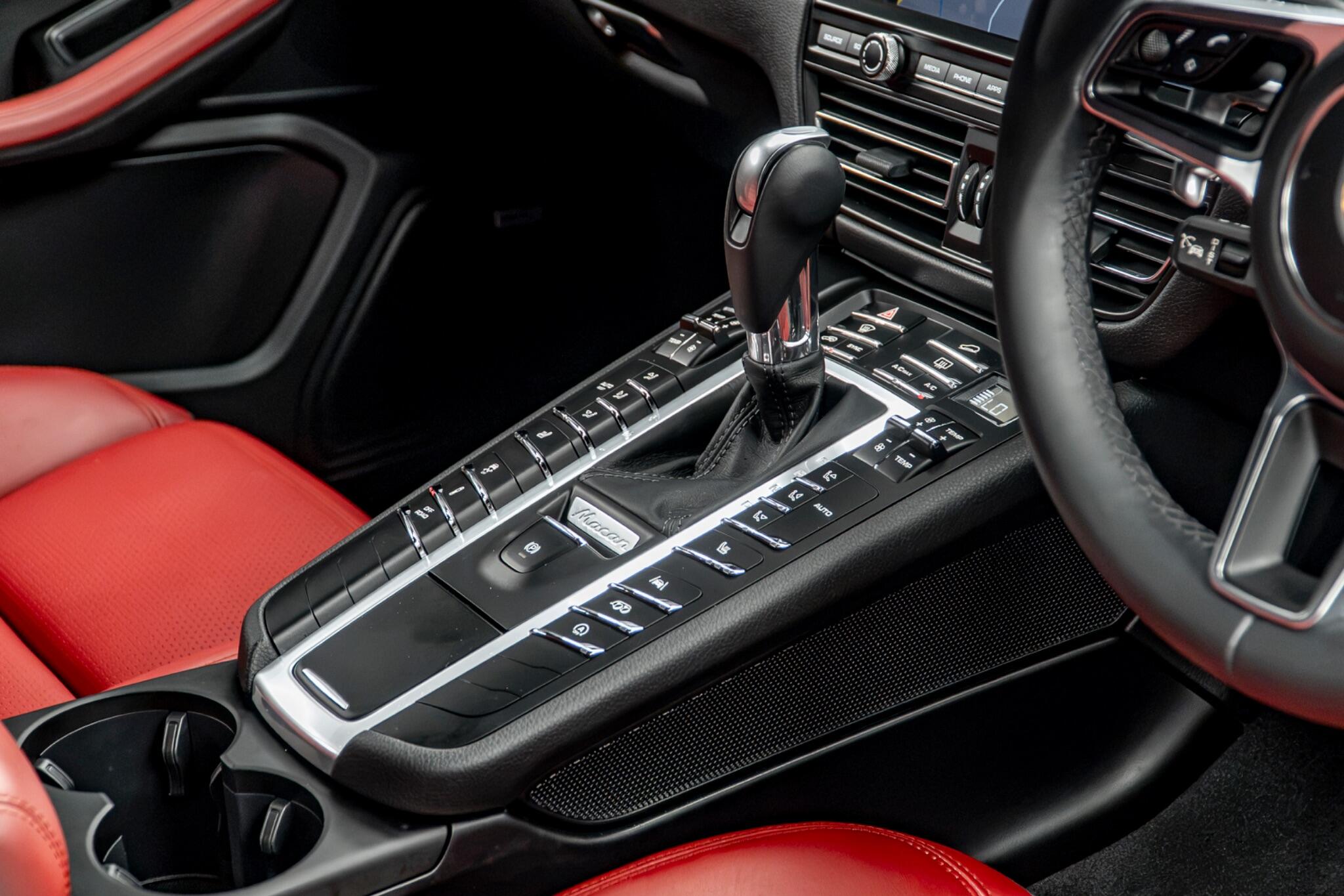 Porsche Macan view 34