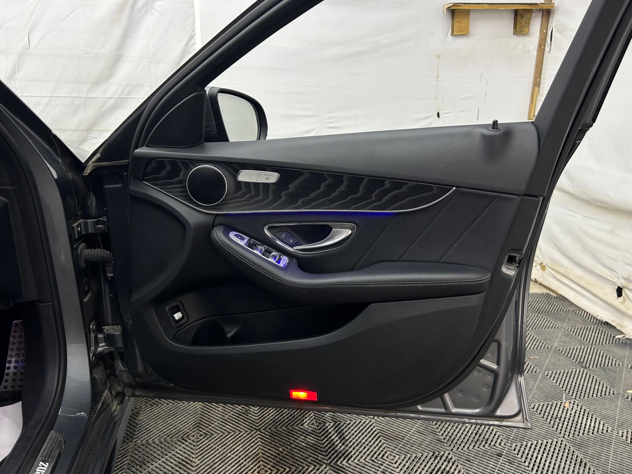 Mercedes-Benz C Class view 25