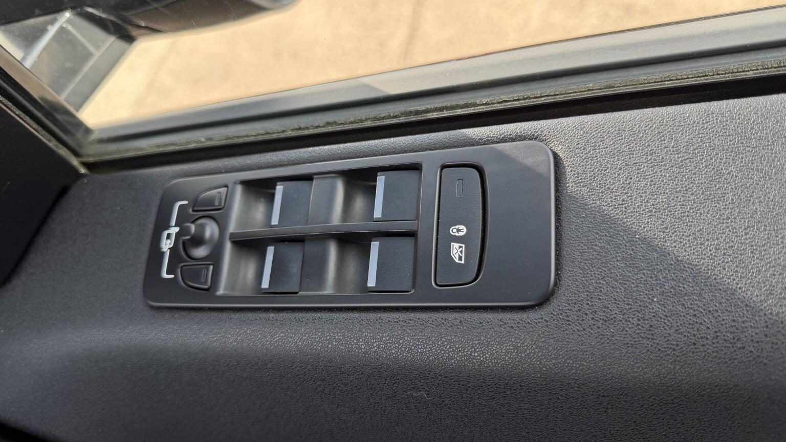 Land Rover Discovery Sport view 46