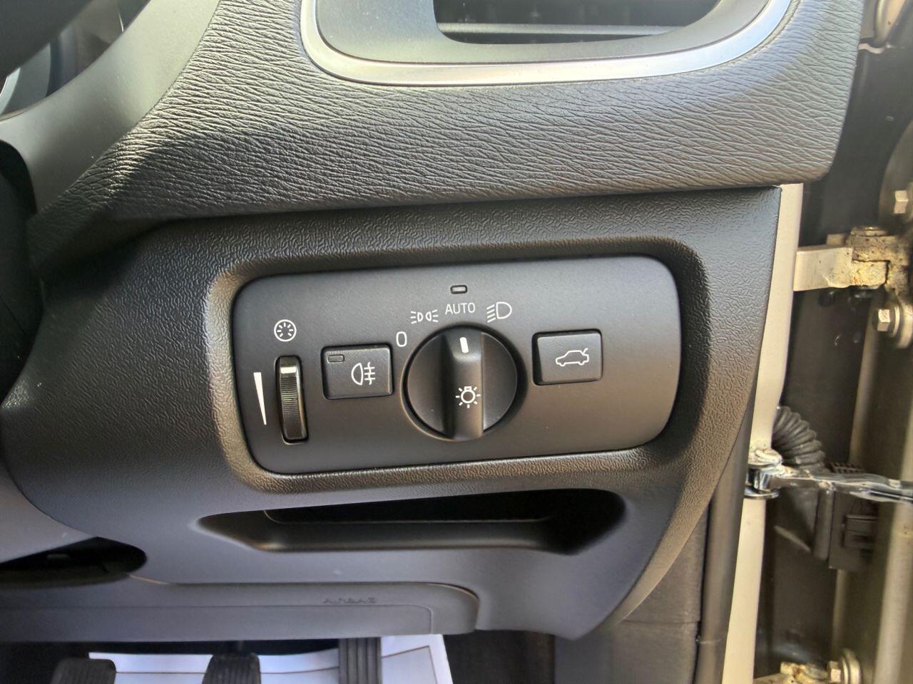 Volvo V40 Cross Country view 16