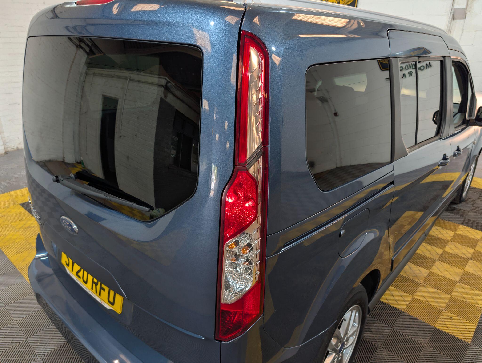 Ford Grand Tourneo Connect view 18