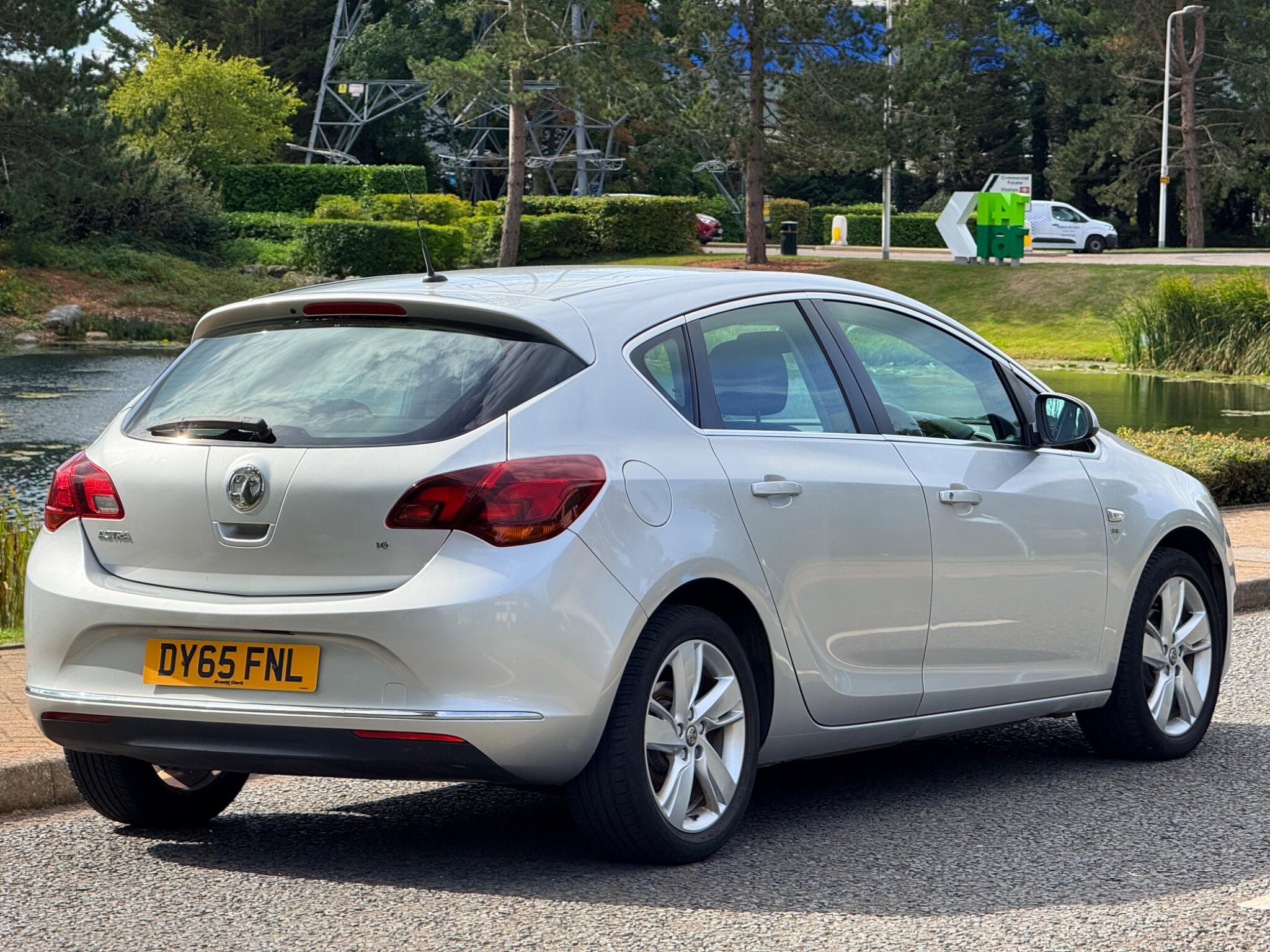 2015 Vauxhall Astra 1.6i SRi Euro 6 5dr • 60,200 miles image 13