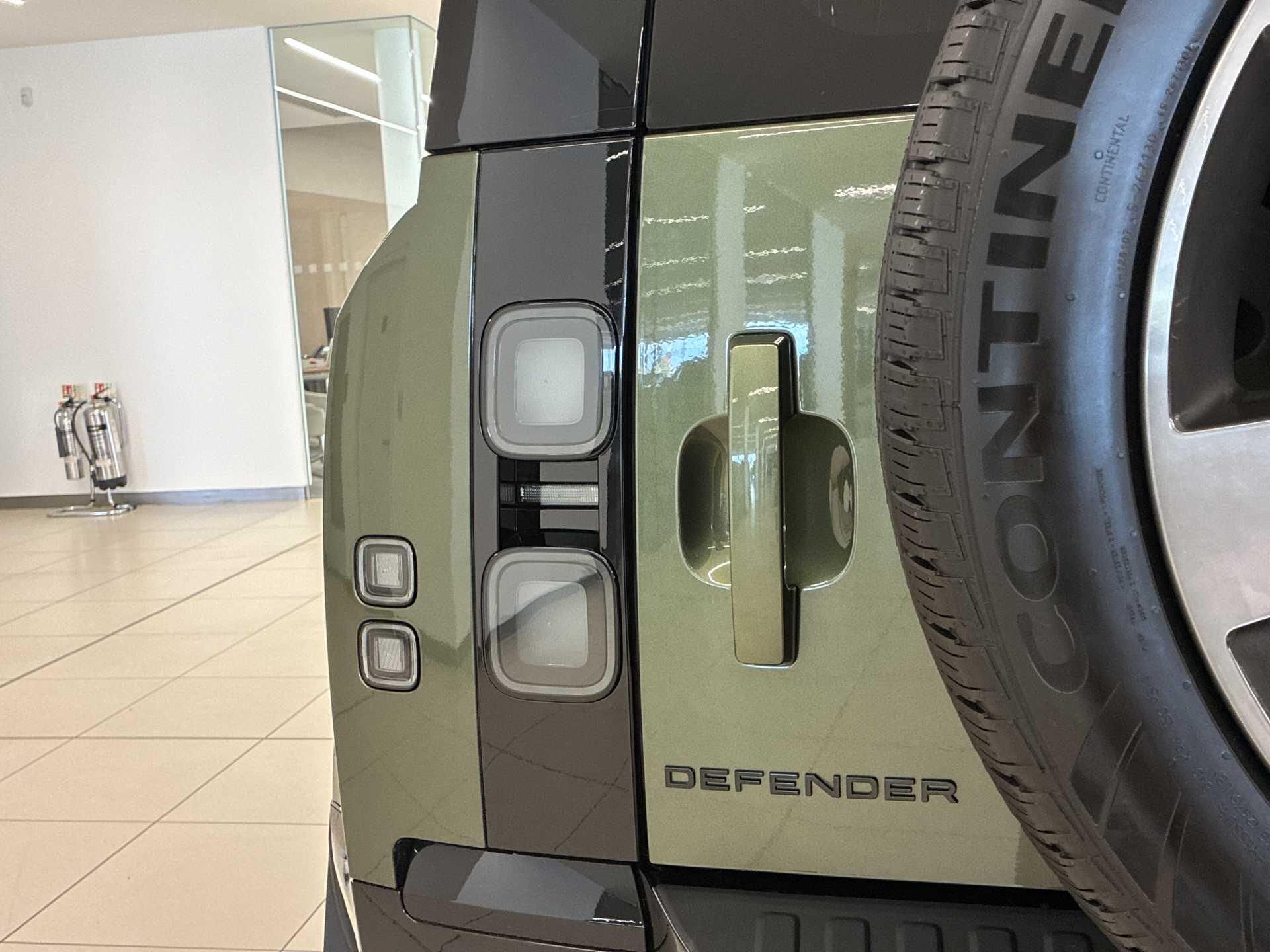 Land Rover Defender view 19