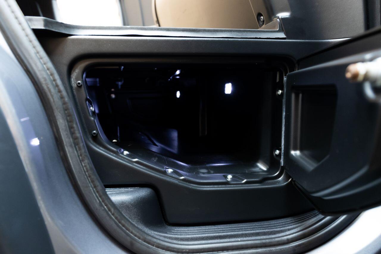 Land Rover Defender 110 view 16