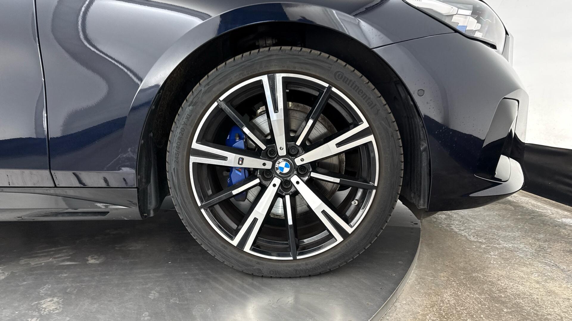 BMW 5 Series view 14
