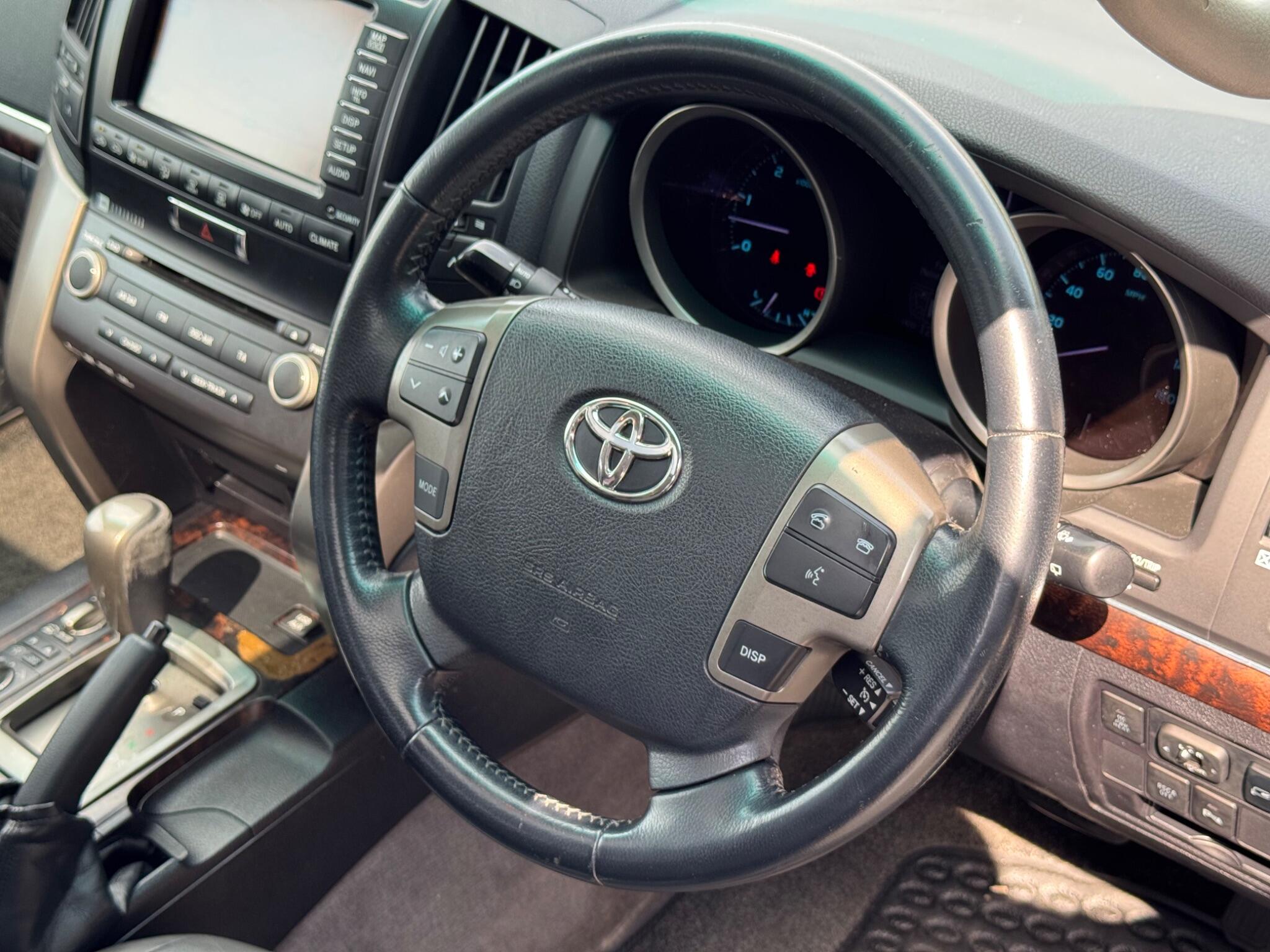 Toyota Land Cruiser view 34