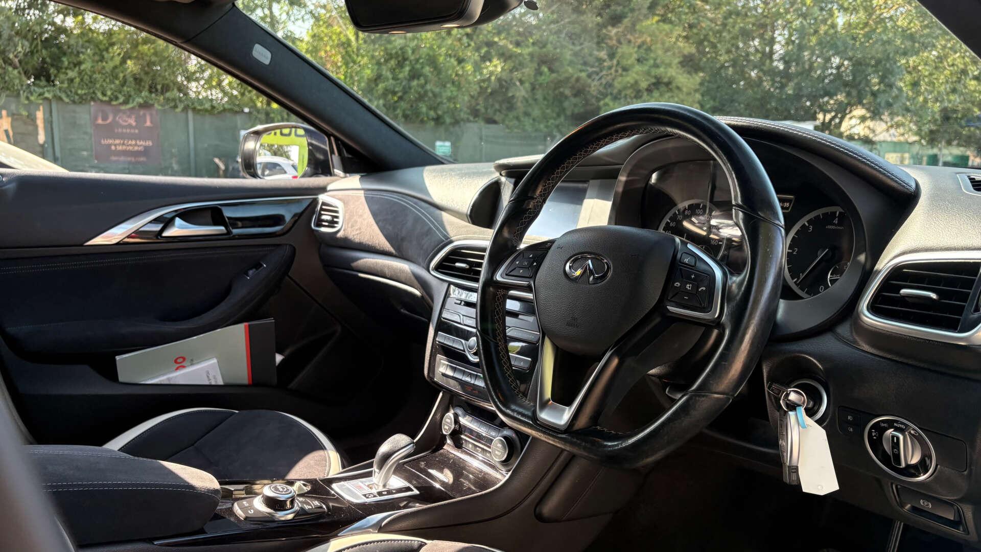 Infiniti Q30 view 7