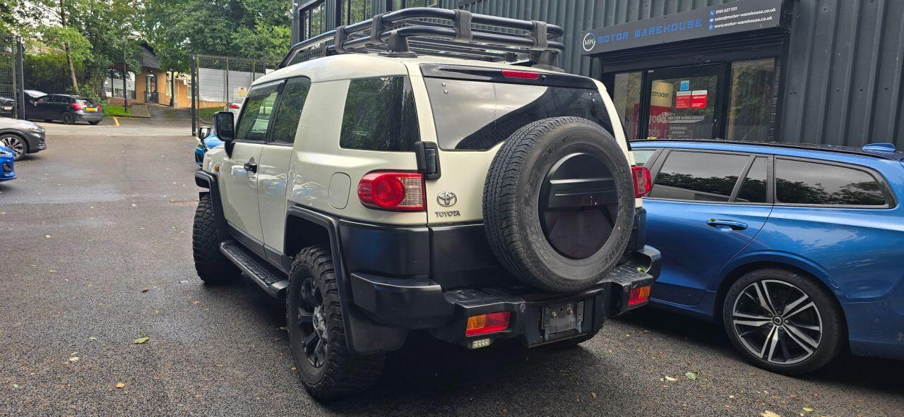 Toyota FJ Cruiser view 2