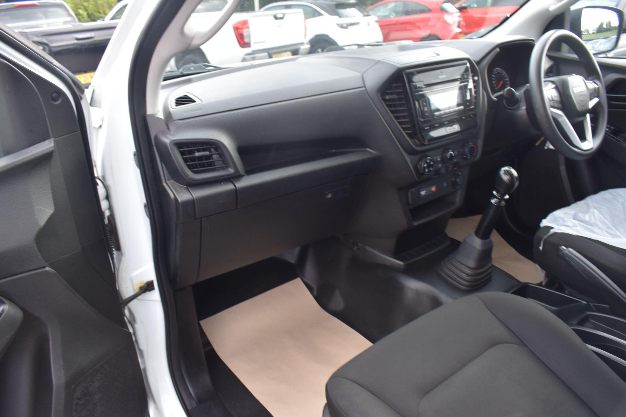 D-Max - 1.9 TD Utility 4WD Euro 6 (s/s) 4dr - Image 16