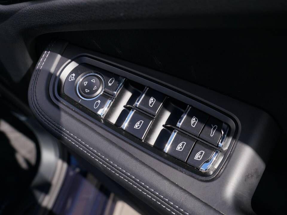 Porsche Macan view 26
