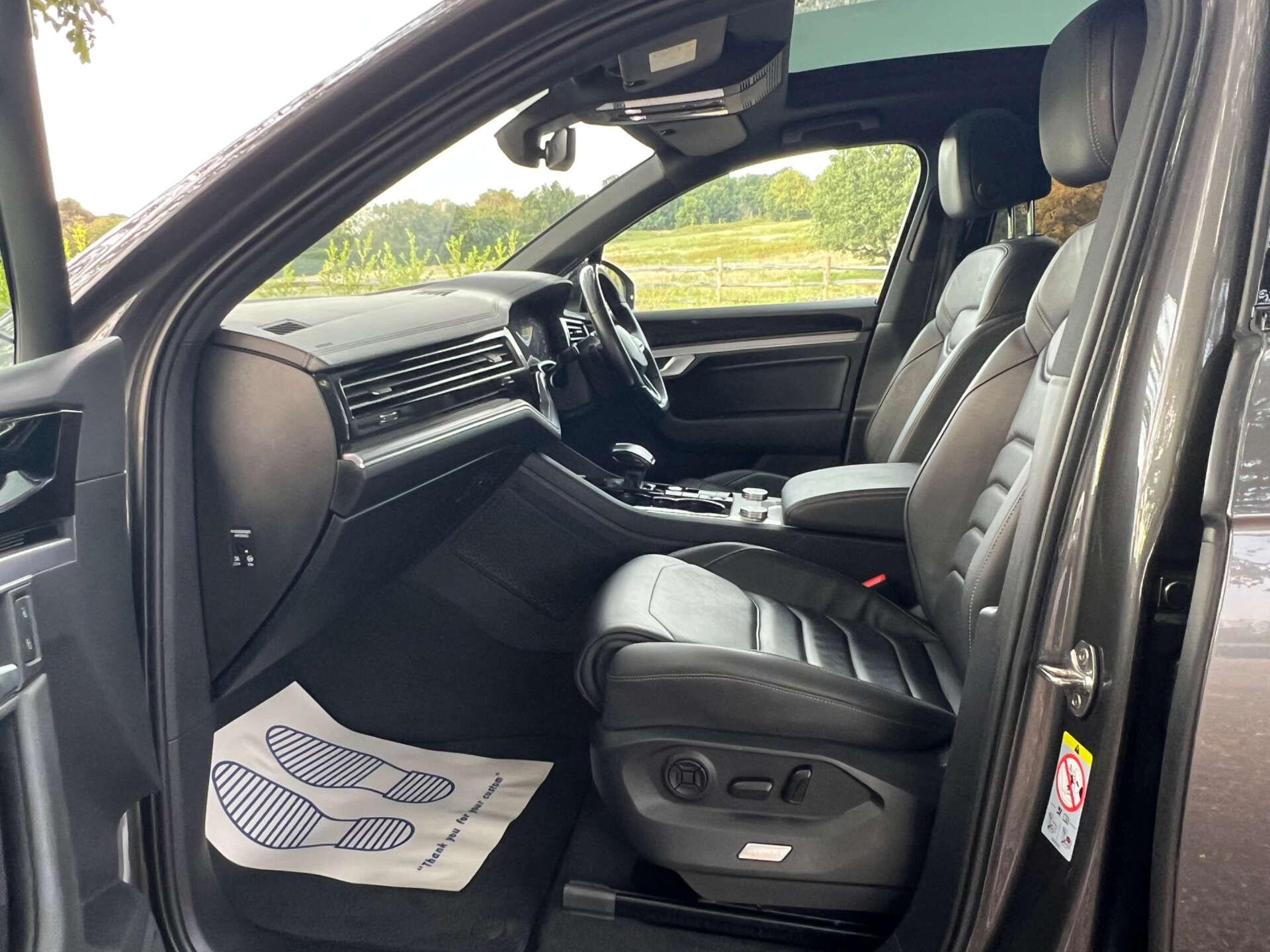 Volkswagen Touareg view 13