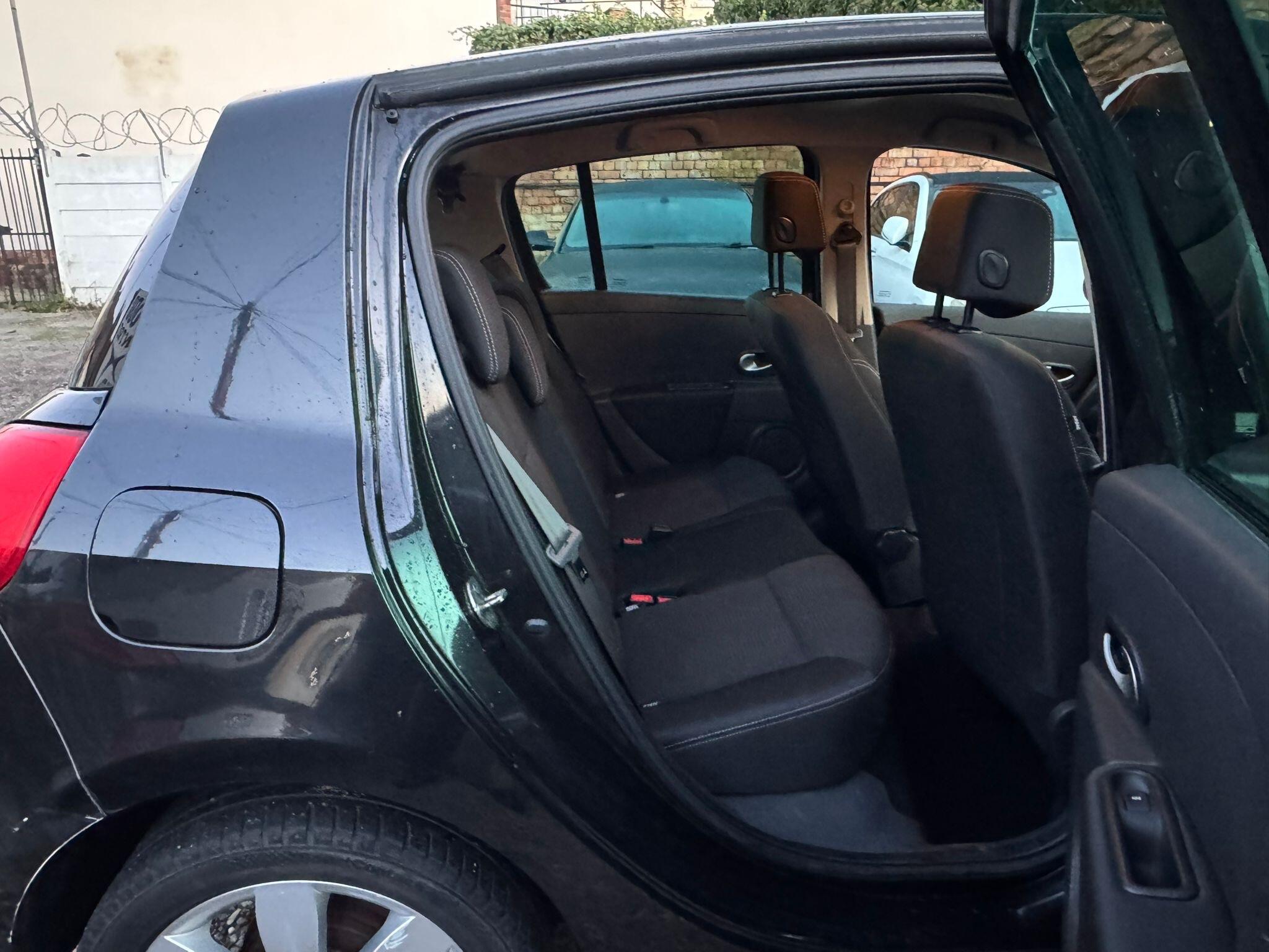 2010 Renault Clio image 14