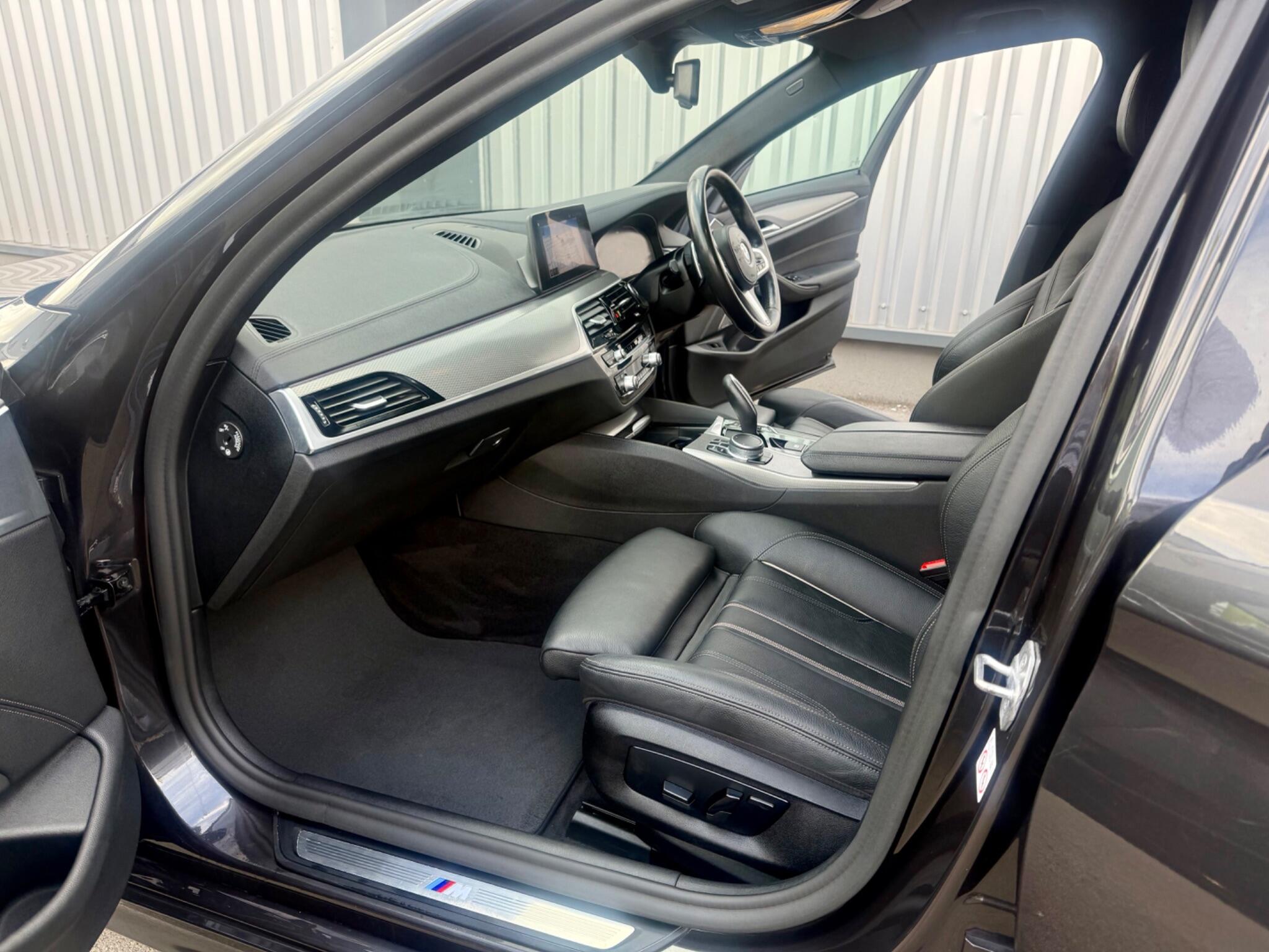 BMW 5 Series view 24