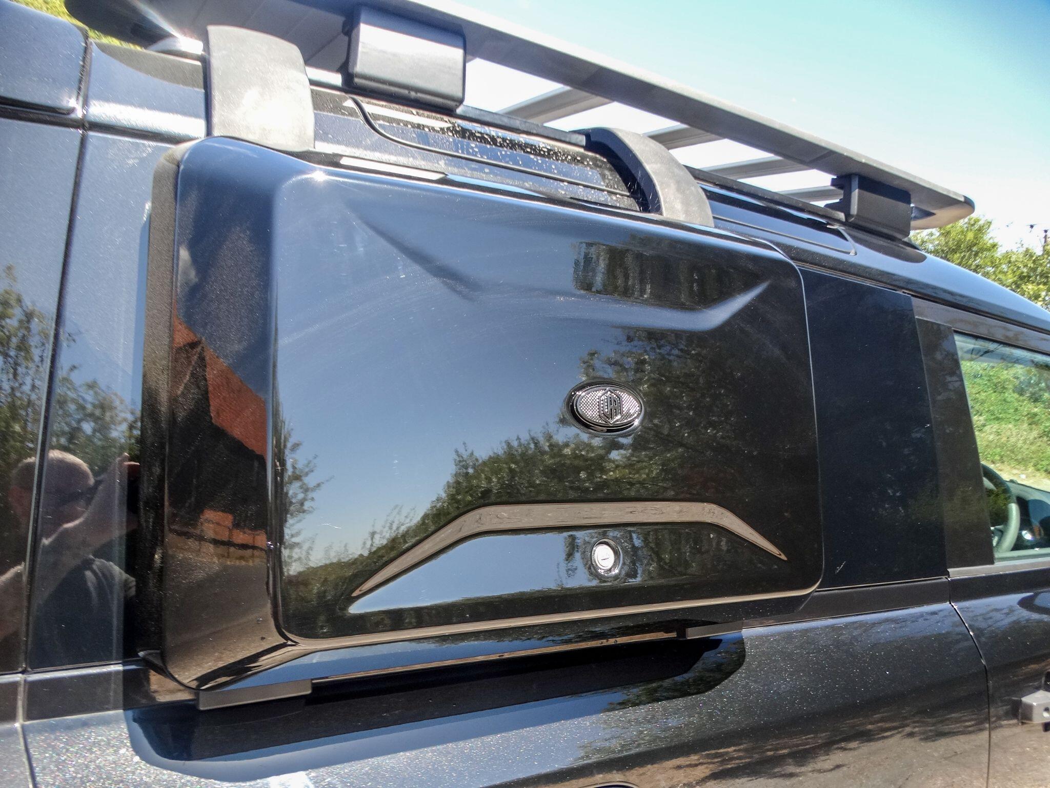 Land Rover Defender 90 view 15