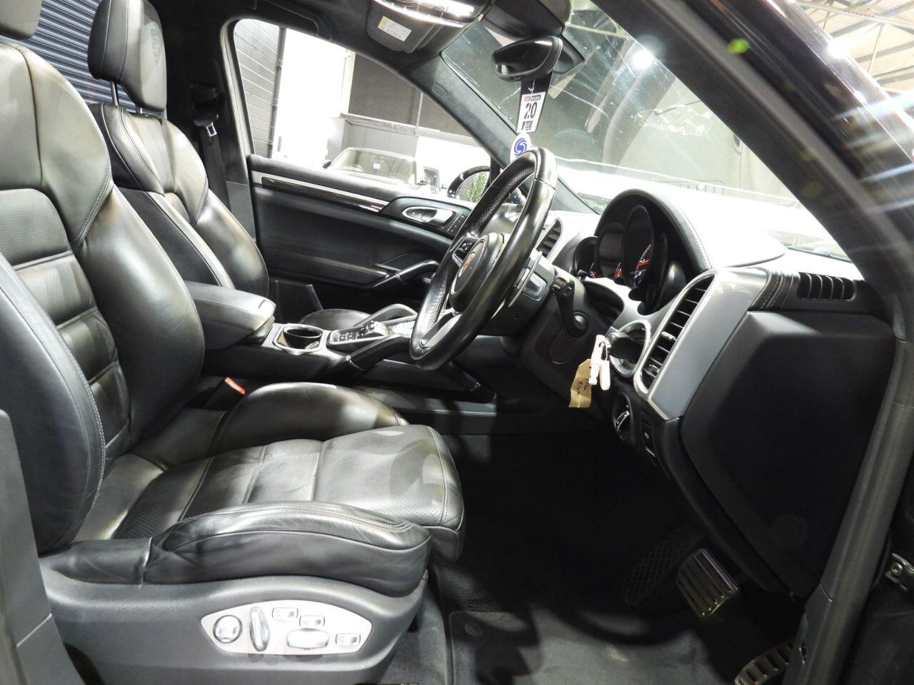 Porsche Cayenne view 27