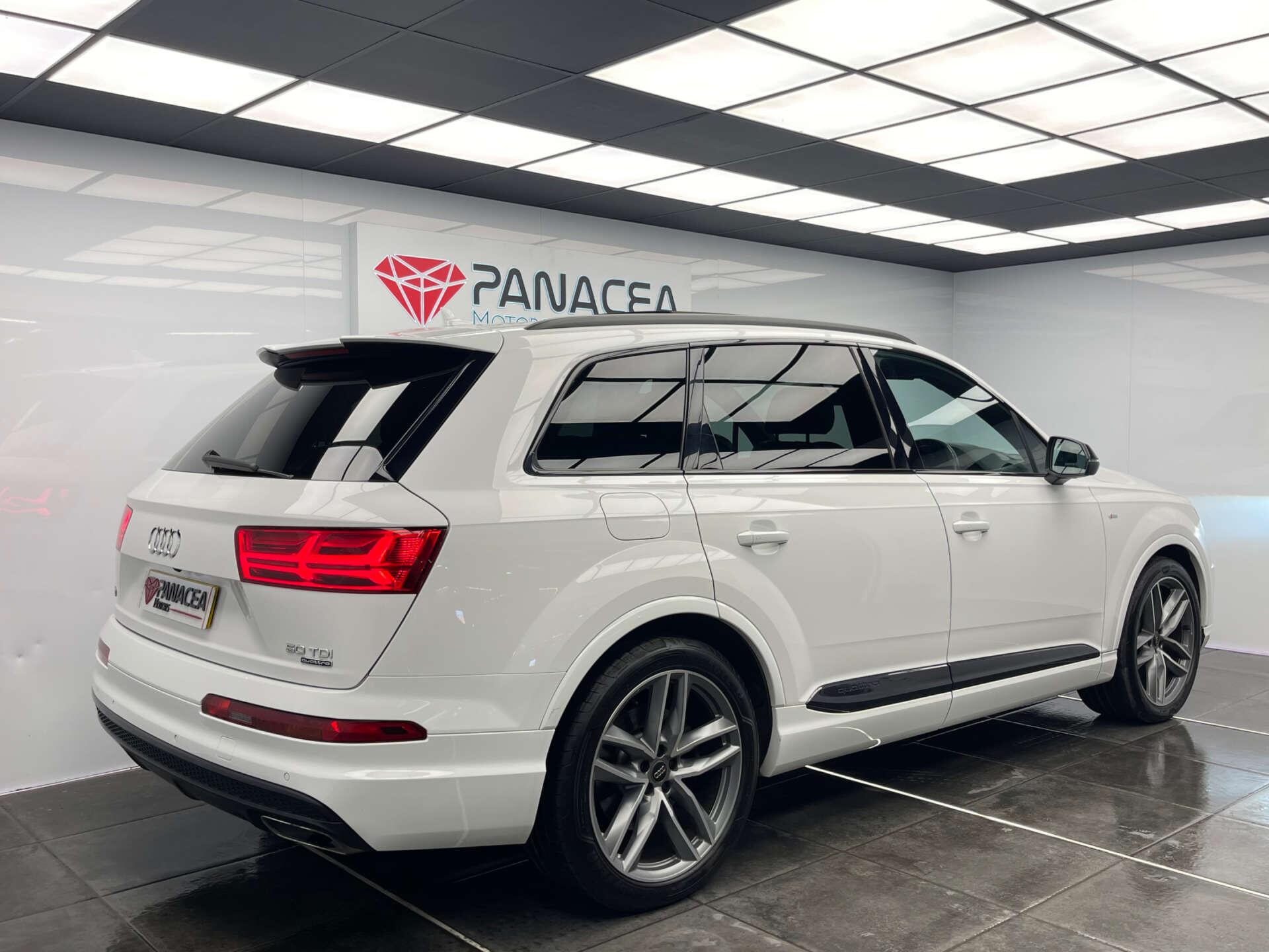 Audi Q7 view 4