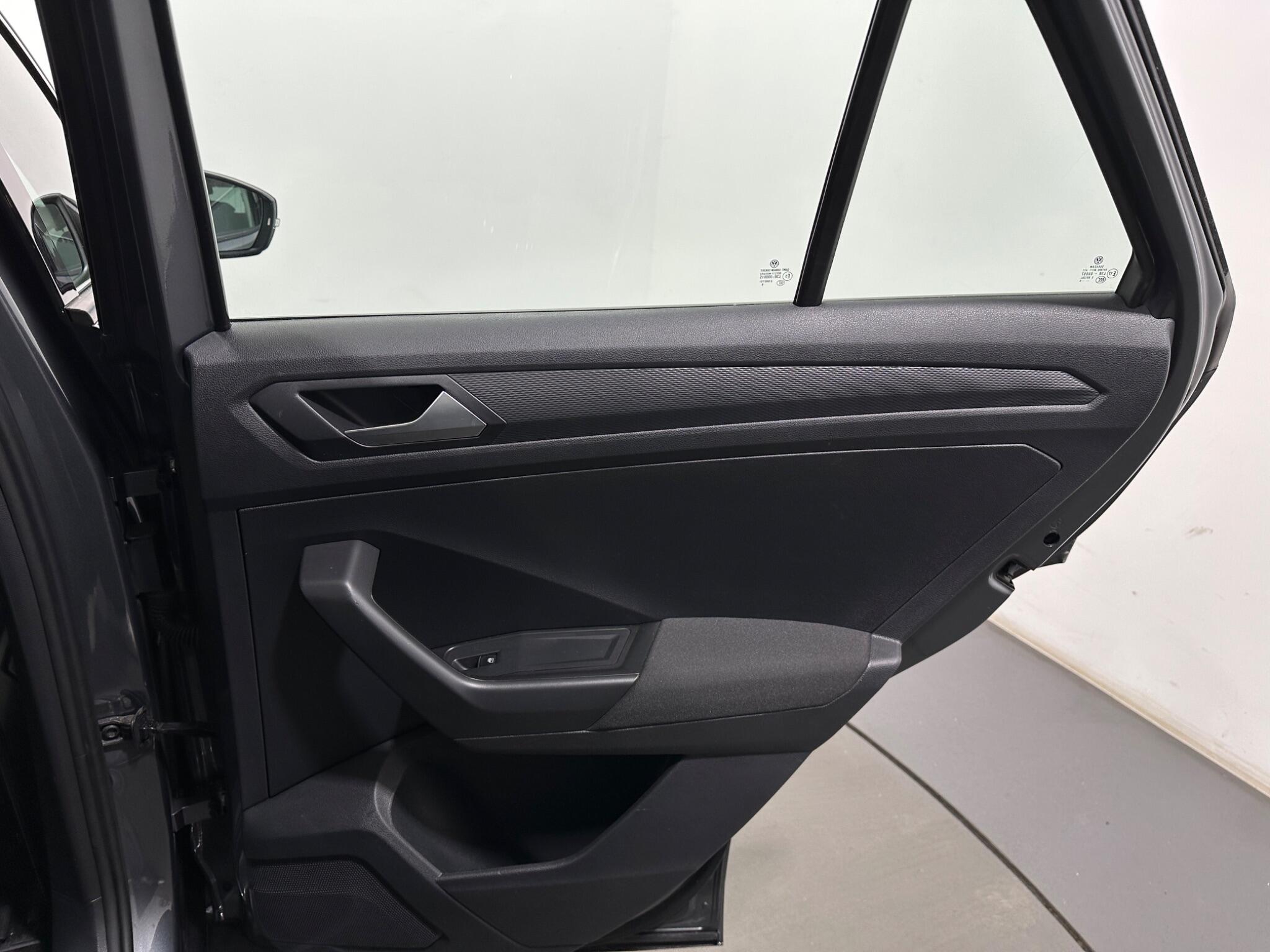 Volkswagen T-Roc view 42