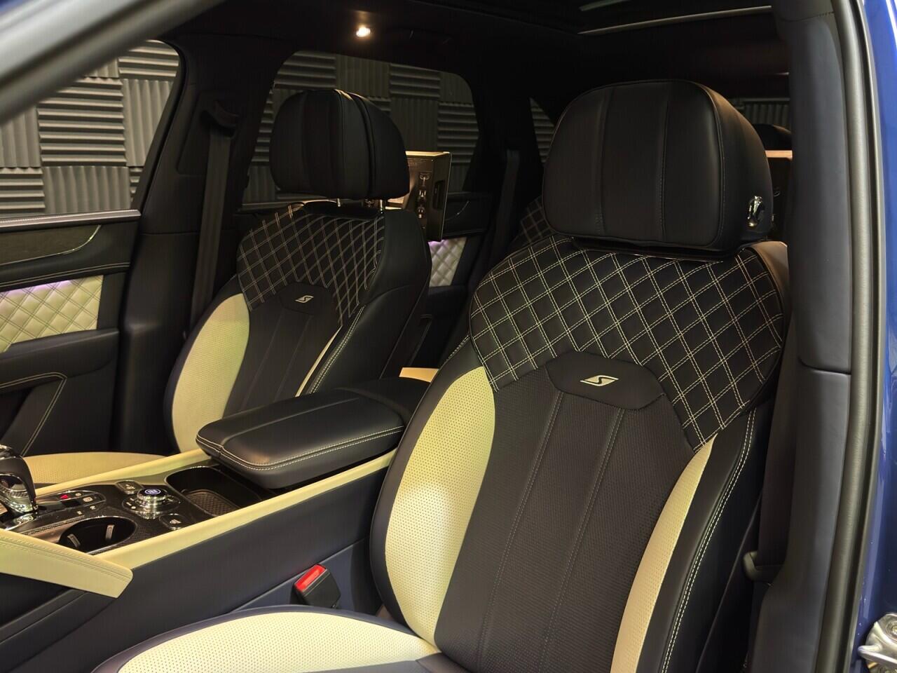 Bentley Bentayga view 27