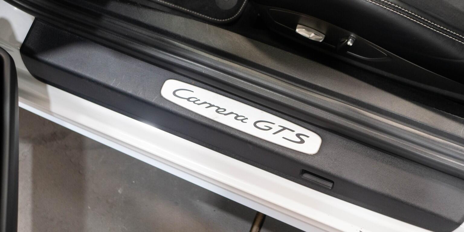 Porsche 911 view 32