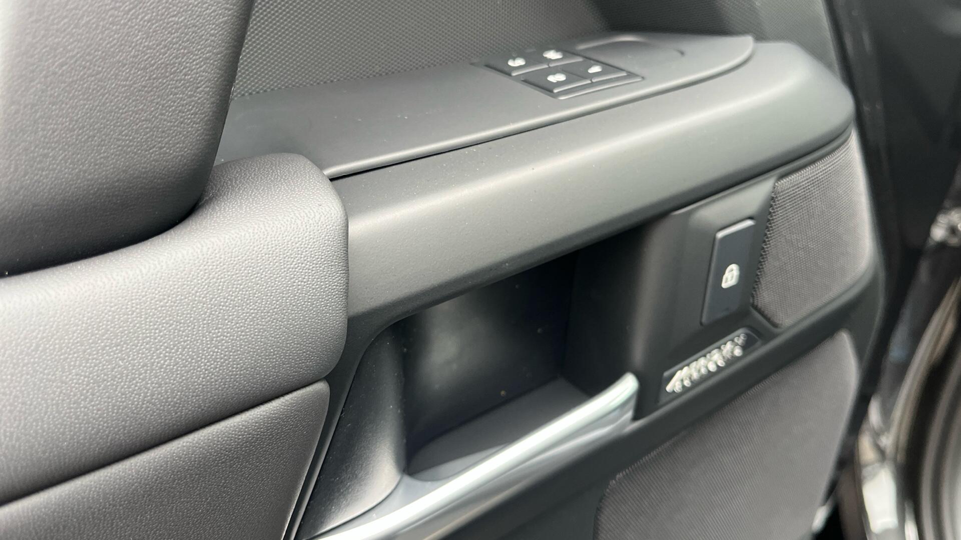 Land Rover Defender view 38