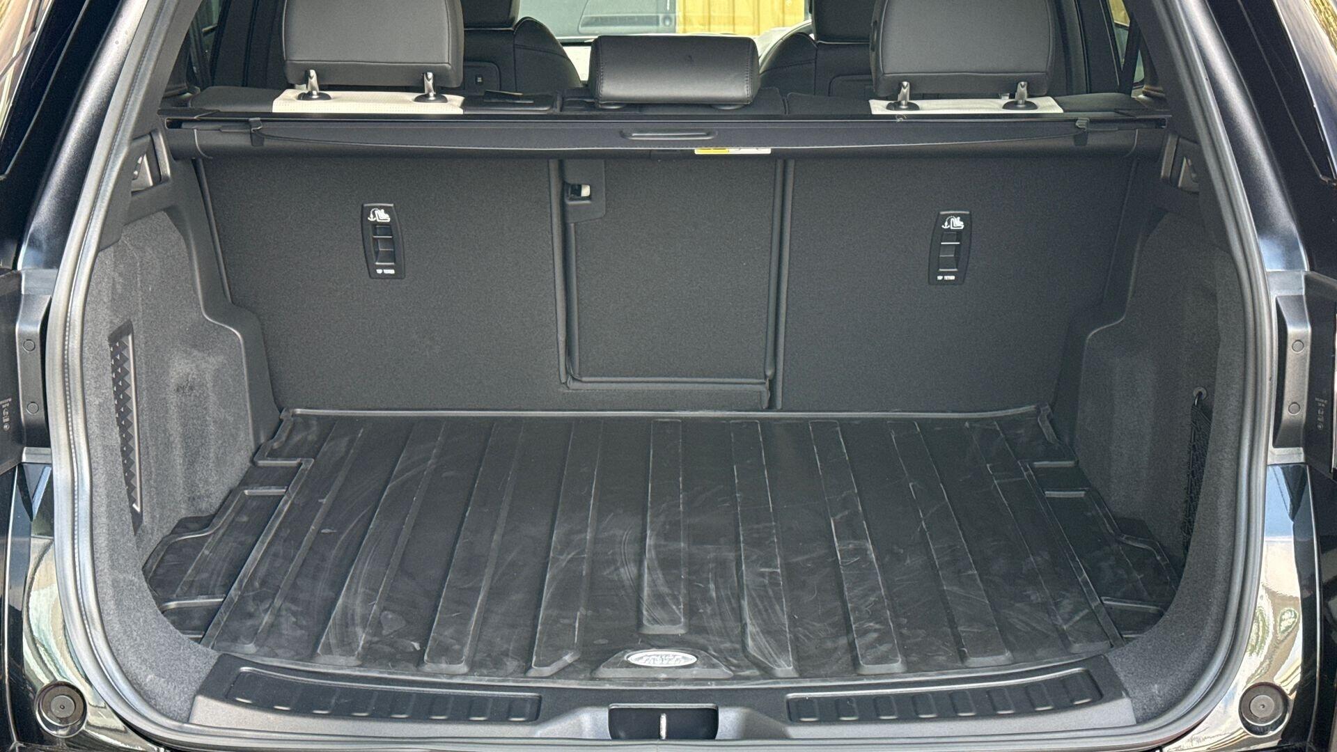 Land Rover Discovery Sport view 11