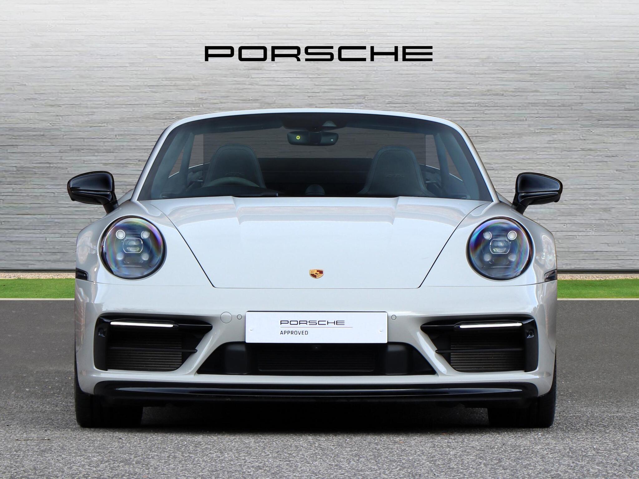 Porsche 911 view 7