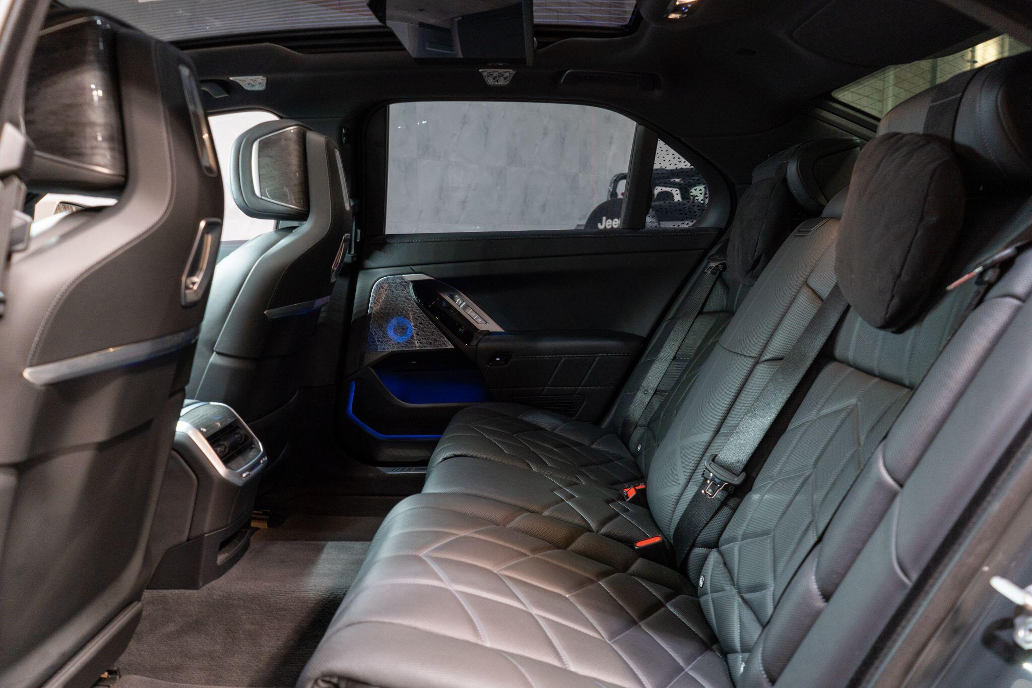 BMW 7 Series view 14