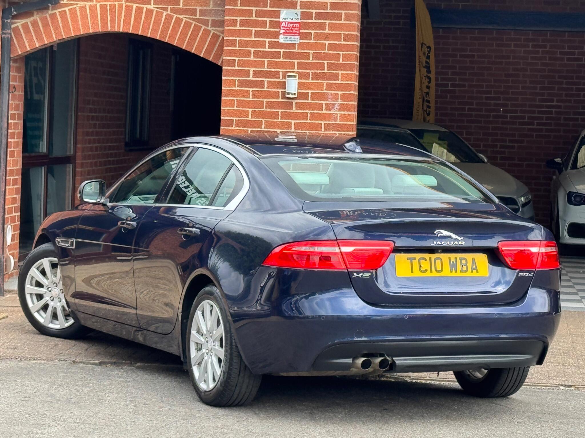Jaguar Xe view 3