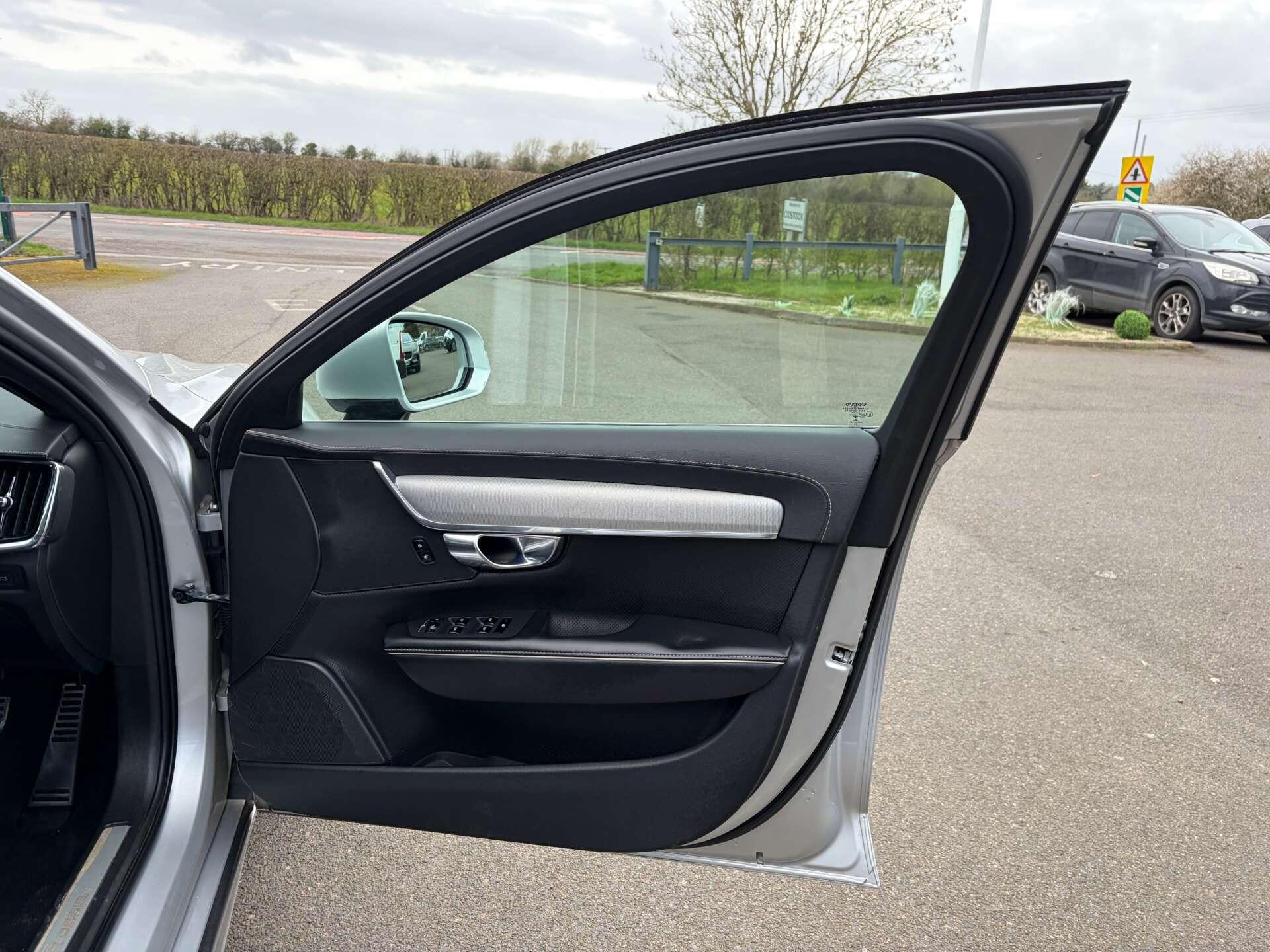 Volvo S90 view 37