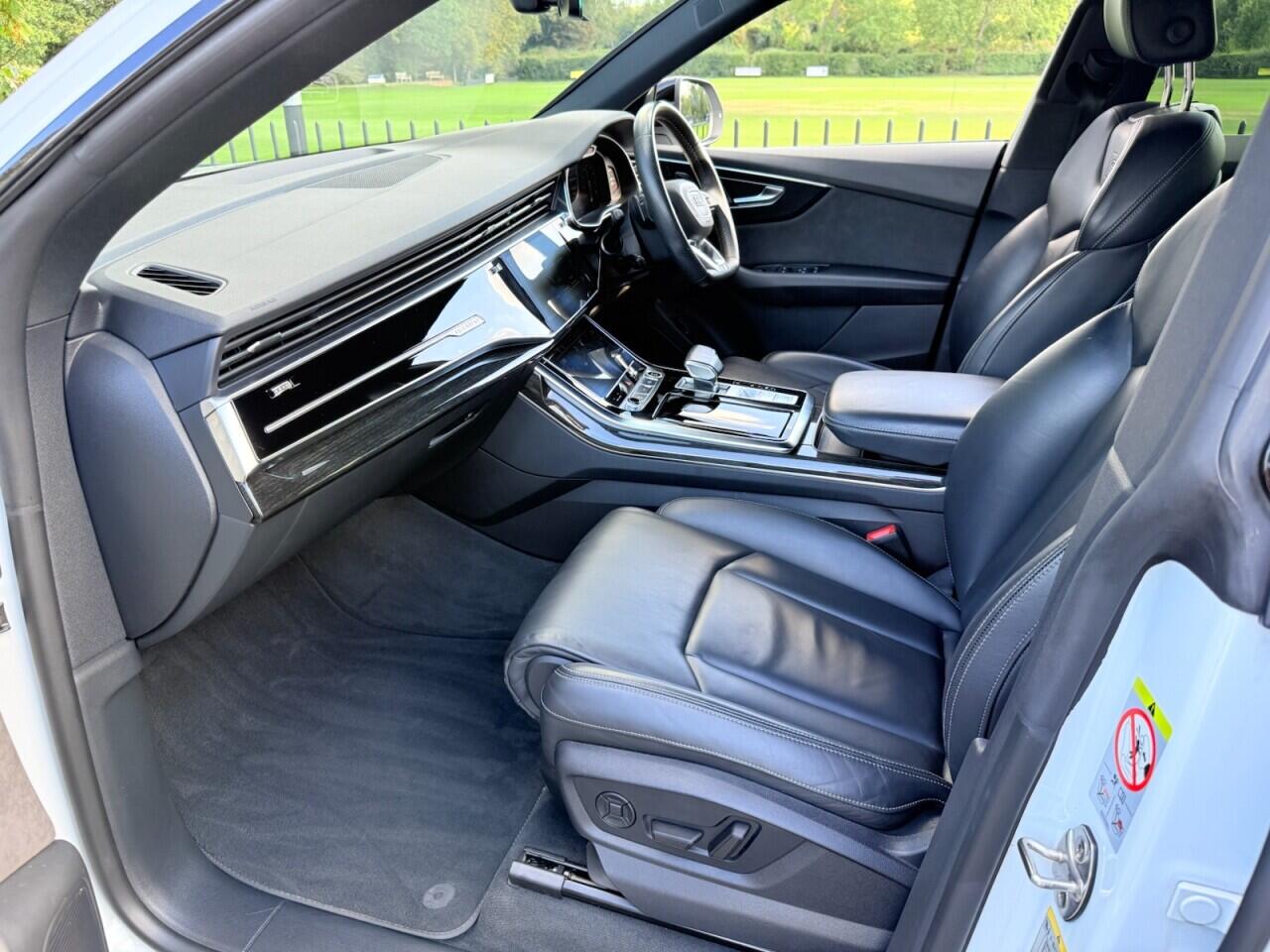 Audi Q8 view 42