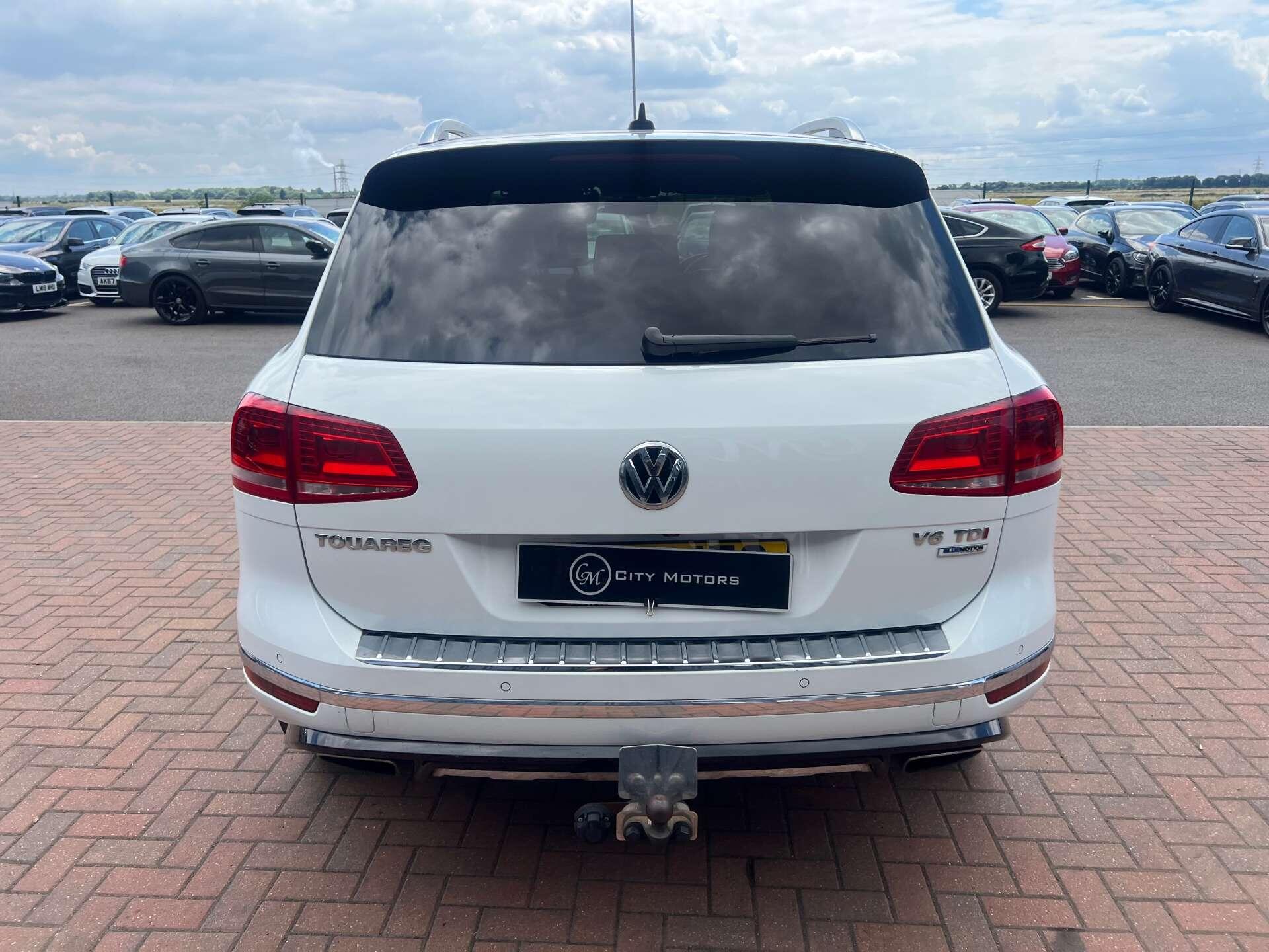 Volkswagen Touareg view 9
