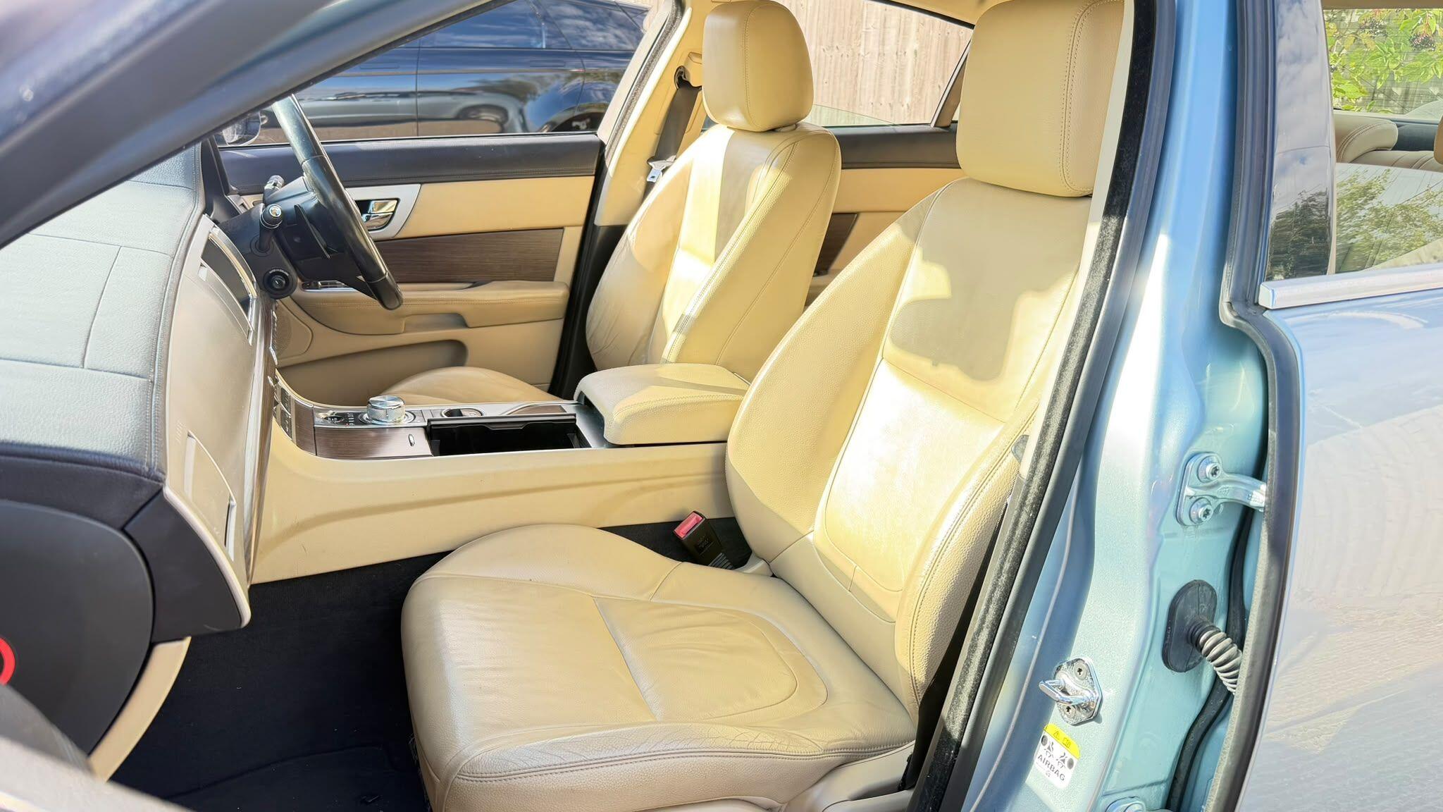 Jaguar XF view 16