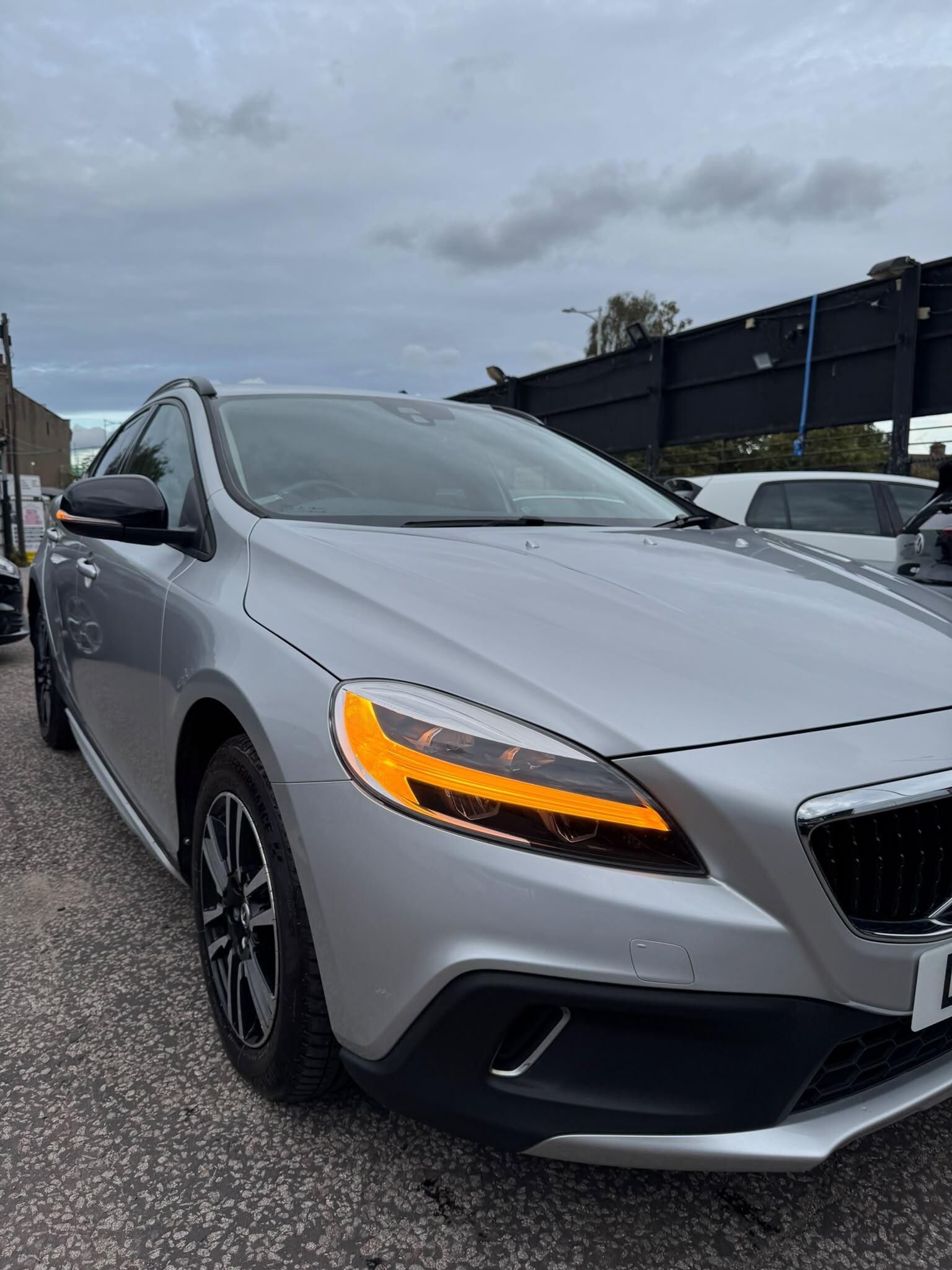 Volvo V40 Cross Country view 43