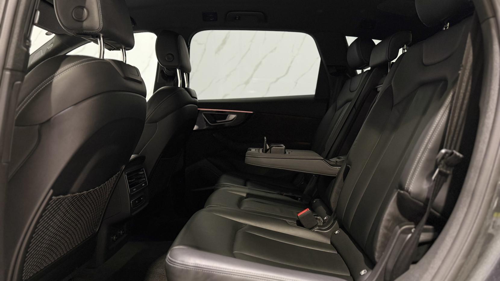Audi Q7 view 9