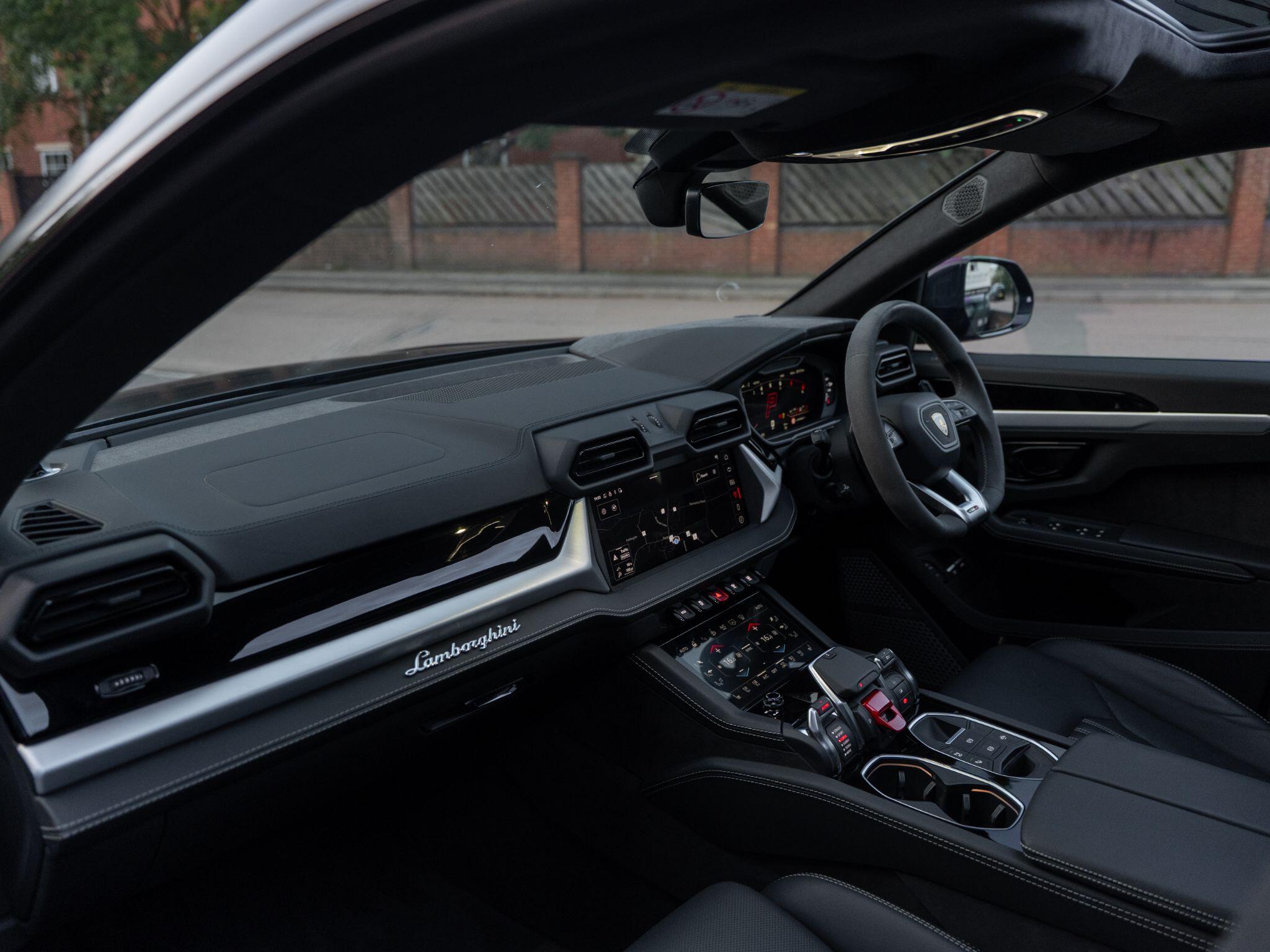Lamborghini Urus view 35