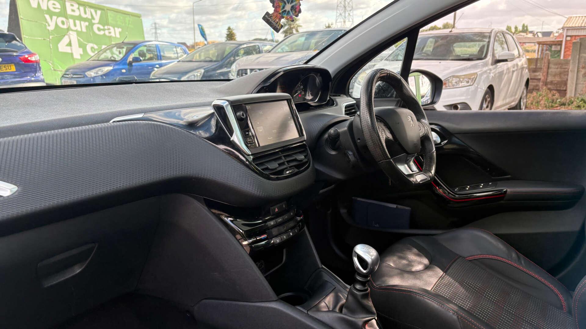Peugeot 208 view 14