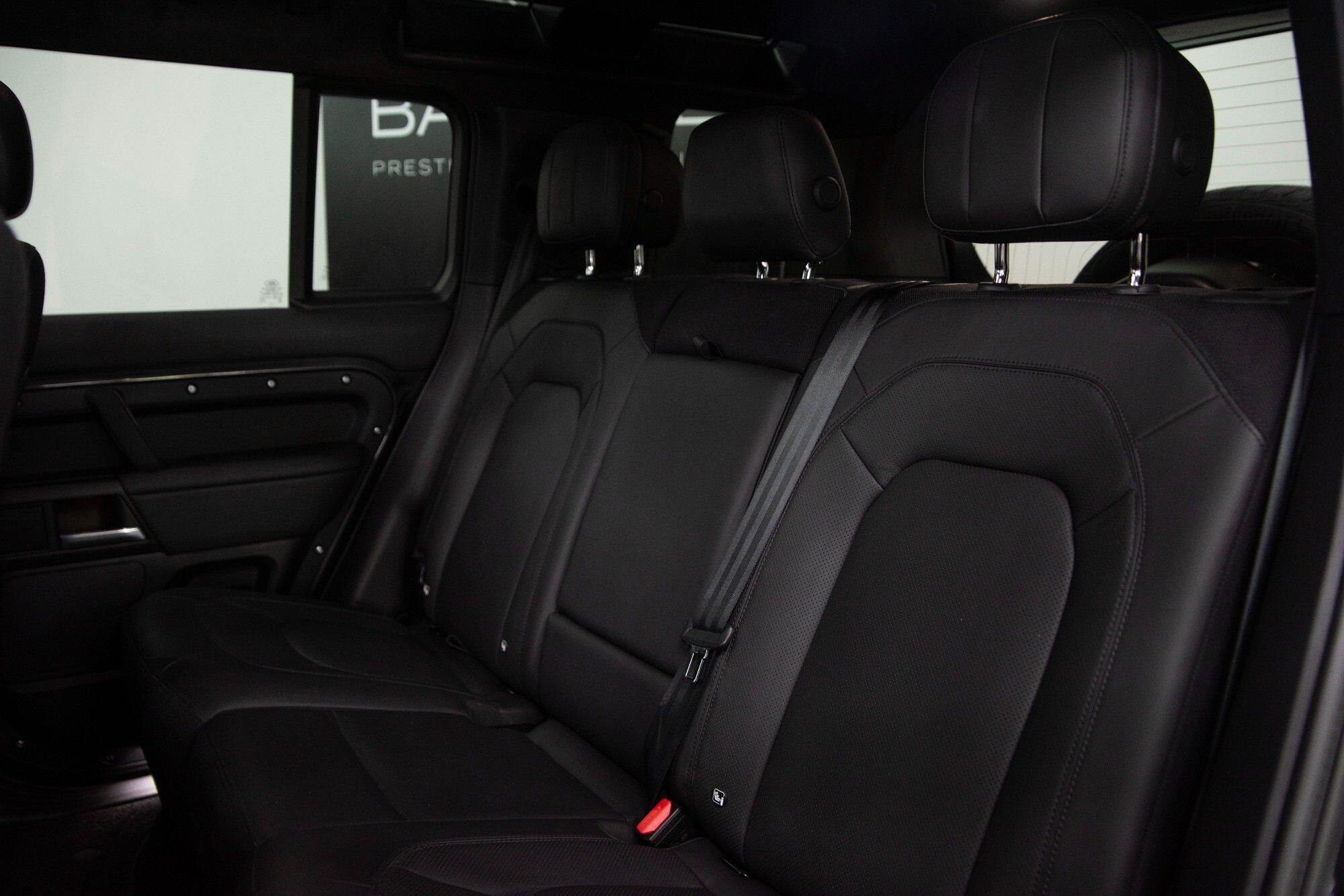 Land Rover Defender 110 view 34