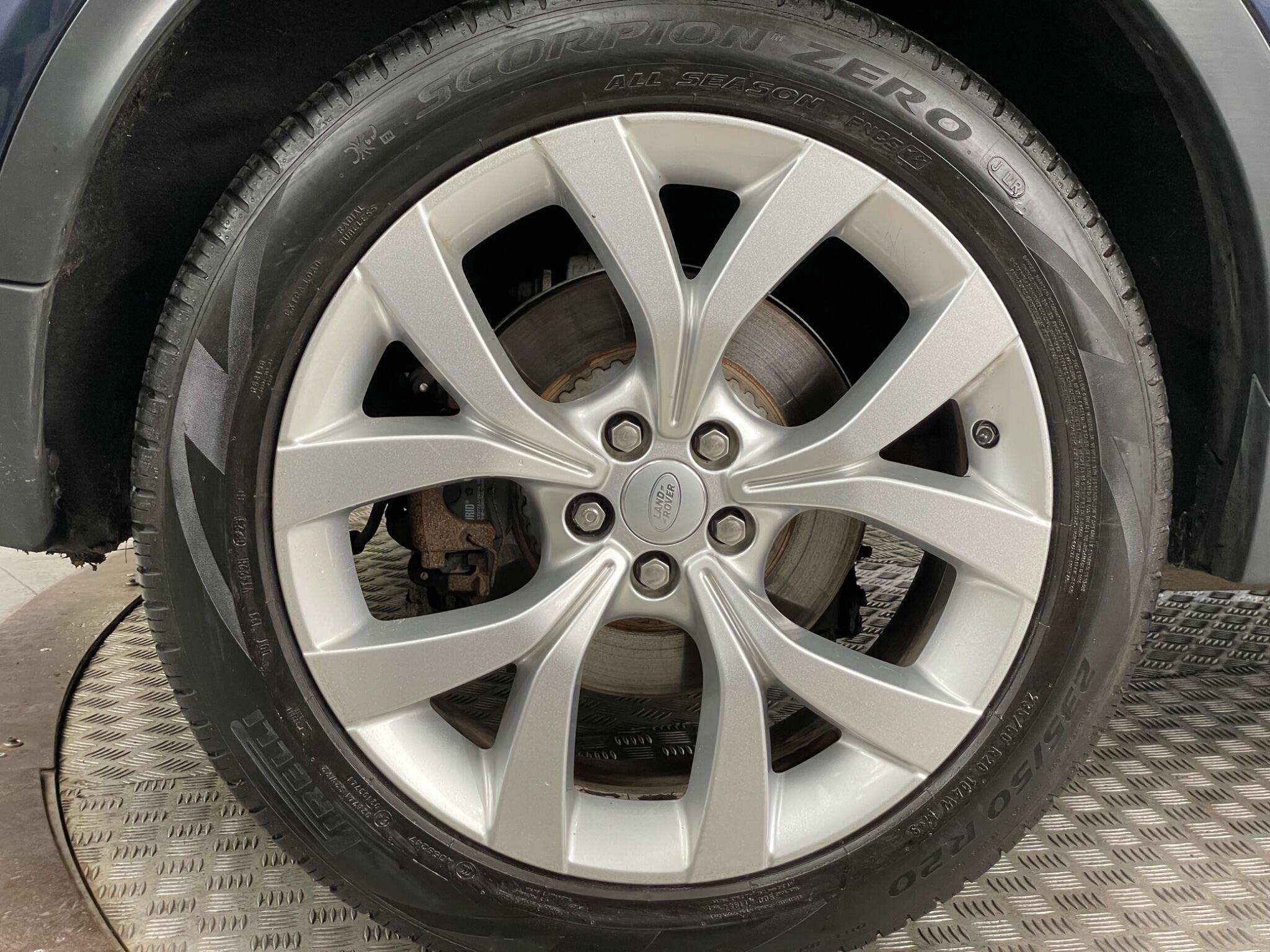 Land Rover Discovery Sport view 13