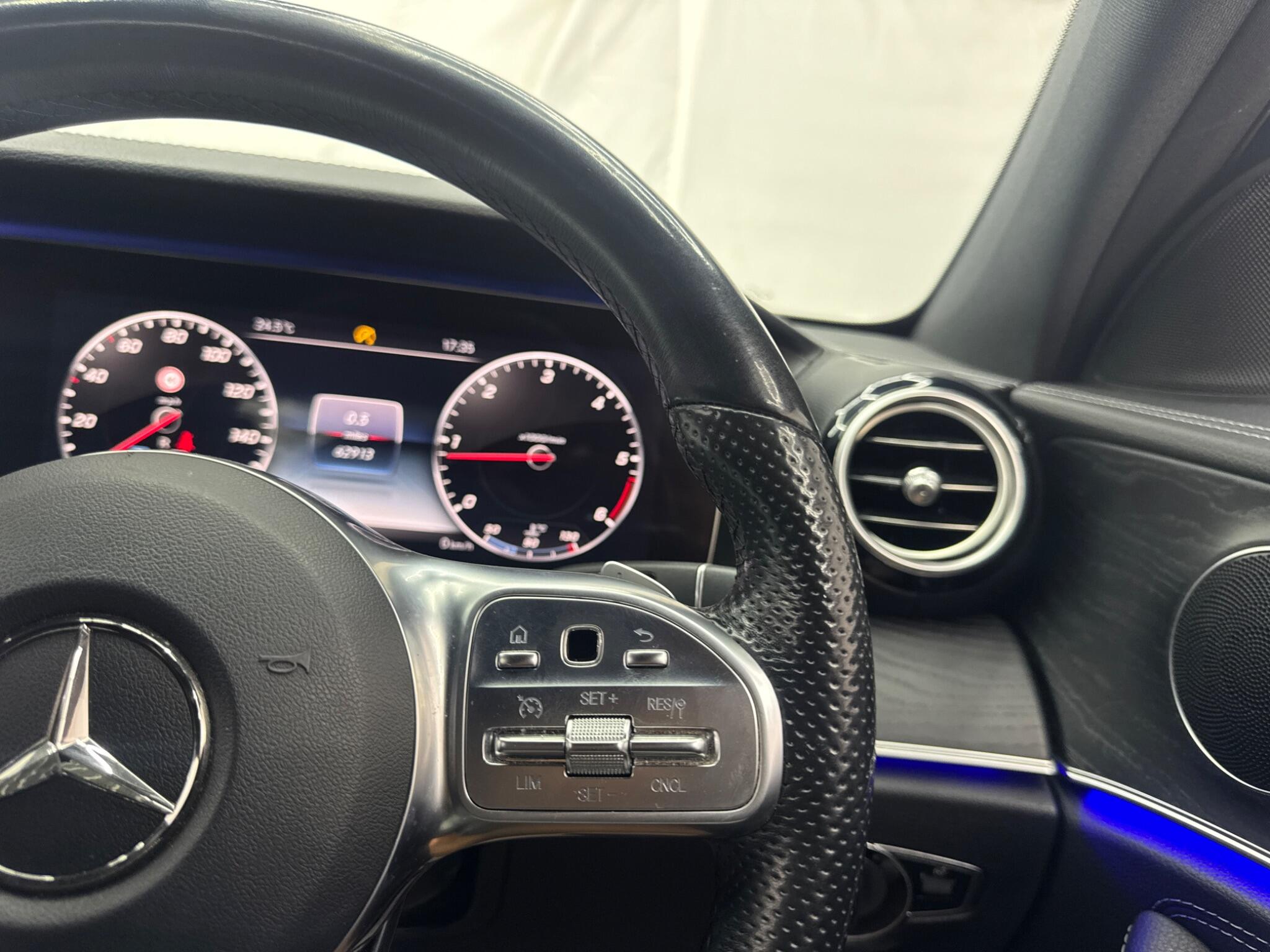 Mercedes-Benz E Class view 34