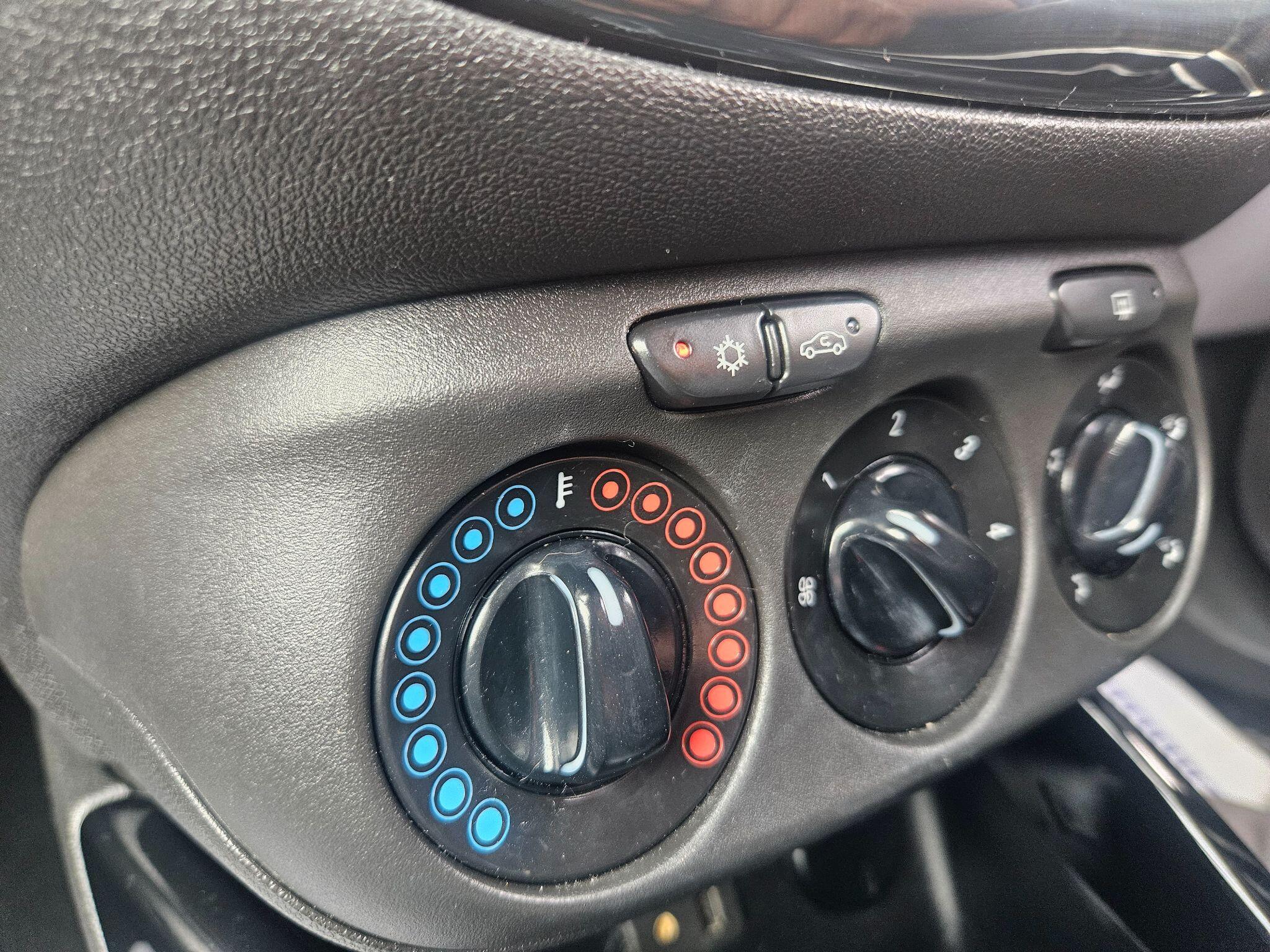 2015 Vauxhall Corsa image 34