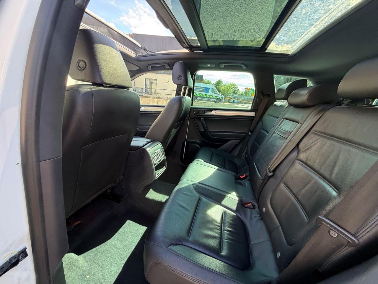 Volkswagen Touareg view 45